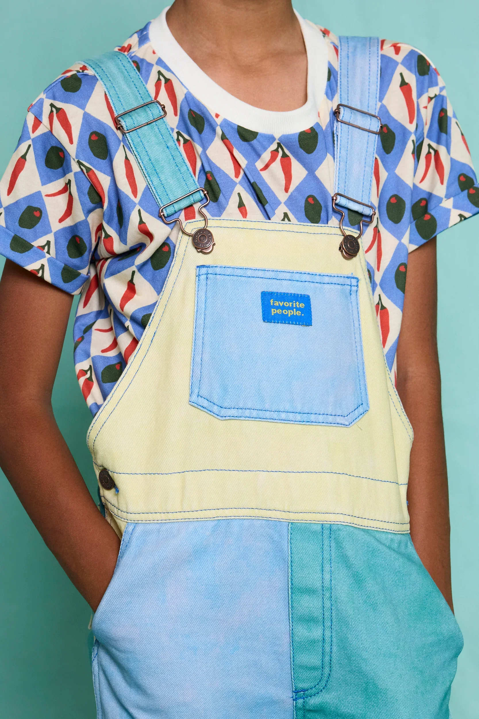 Favorite People Latzhose bunt – handgefertigt in Portugal, erhältlich bei Cleo&Caesar Kids Concept Store