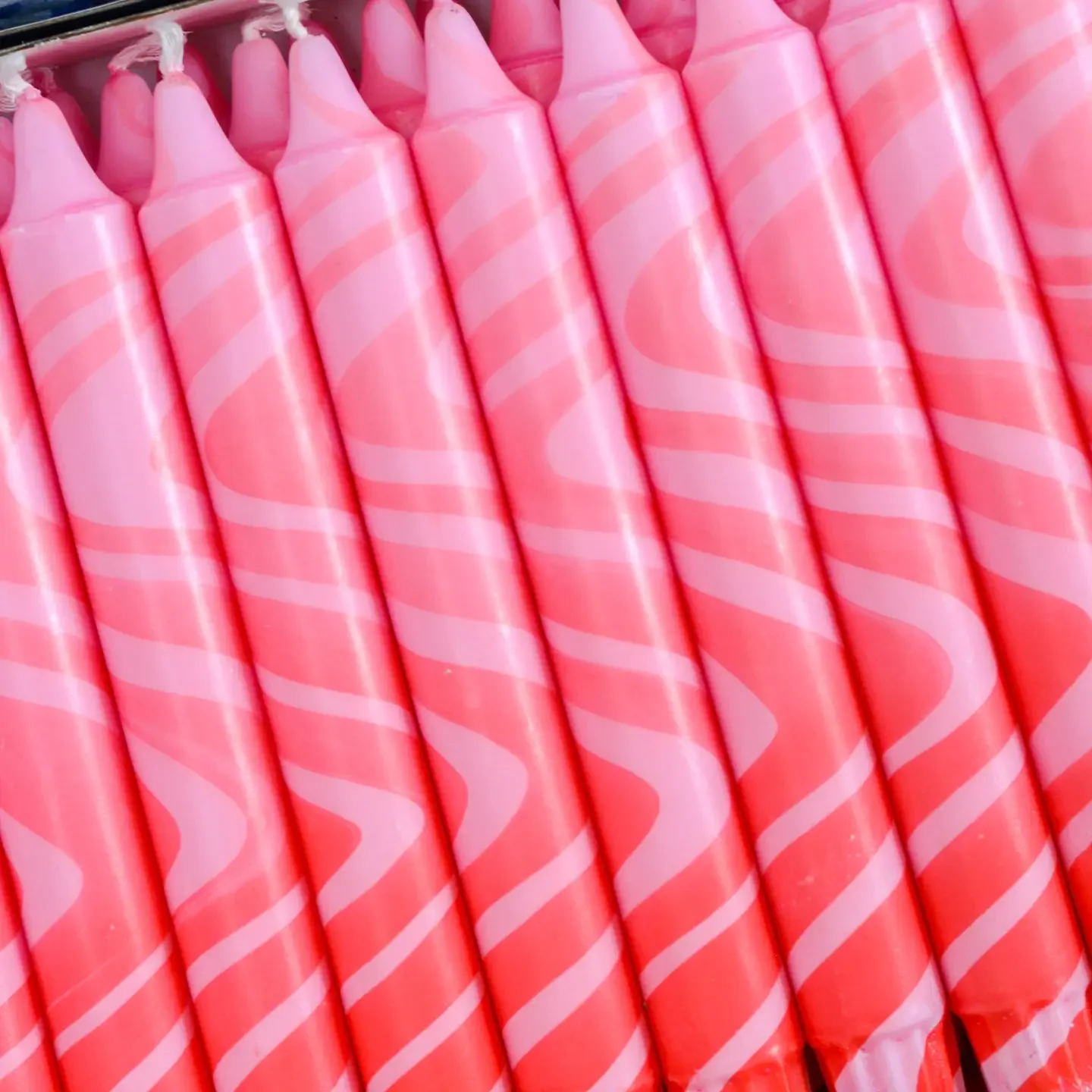 Nordtrice mehrfarbige Sommerfarben-Tischkerze – handgegossen in Kopenhagen | Cleo & Caesar