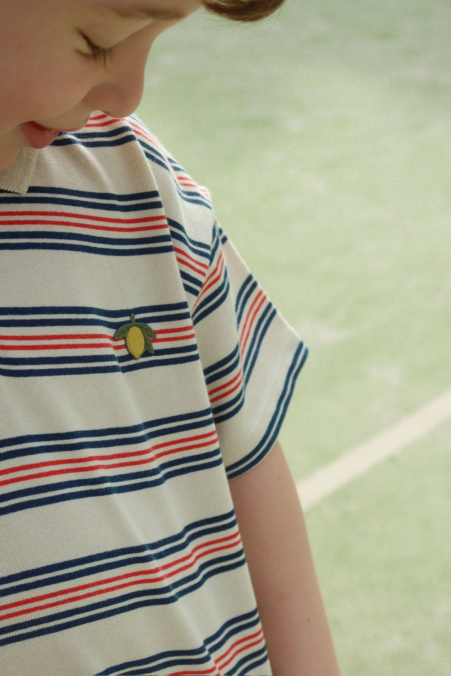 Konges Sløjd Polo-Shirt Spotty Stripe – off-white mit navy-blauen und roten Streifen, kleine Zitronen-Stickerei, Bio-Baumwolle, bei Cleo&Caesar Kids Concept Store