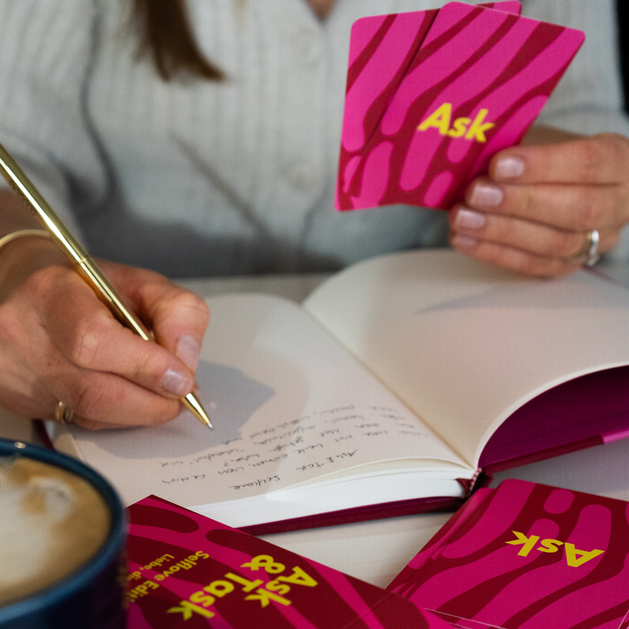 Kartenset „Ask & Task Selflove Edition“ mit Fragen und Aufgaben für mehr Selbstliebe und Achtsamkeit bei Cleo&Caesar Concept Store