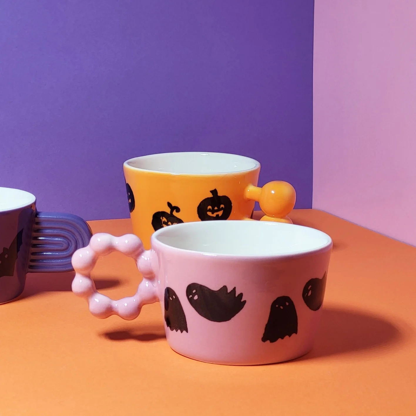 Handgefertigte weiße Keramiktasse mit süßem Geisterdesign von Pó de Barro – nachhaltige Halloween-Tasse aus Portugal erhältlich bei Cleo&Caesar