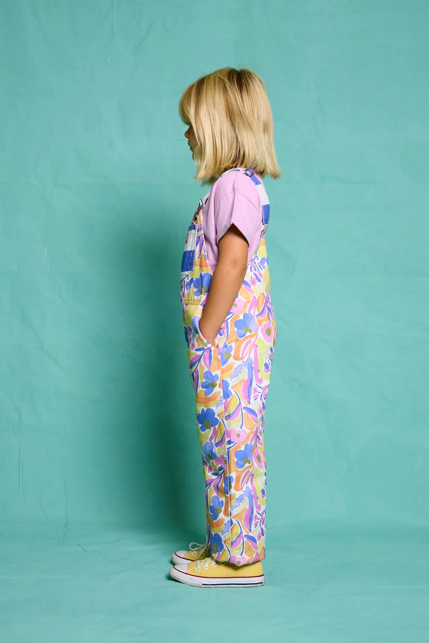 Favorite People Latzhose bunt – handgefertigt in Portugal, erhältlich bei Cleo&Caesar Kids Concept Store