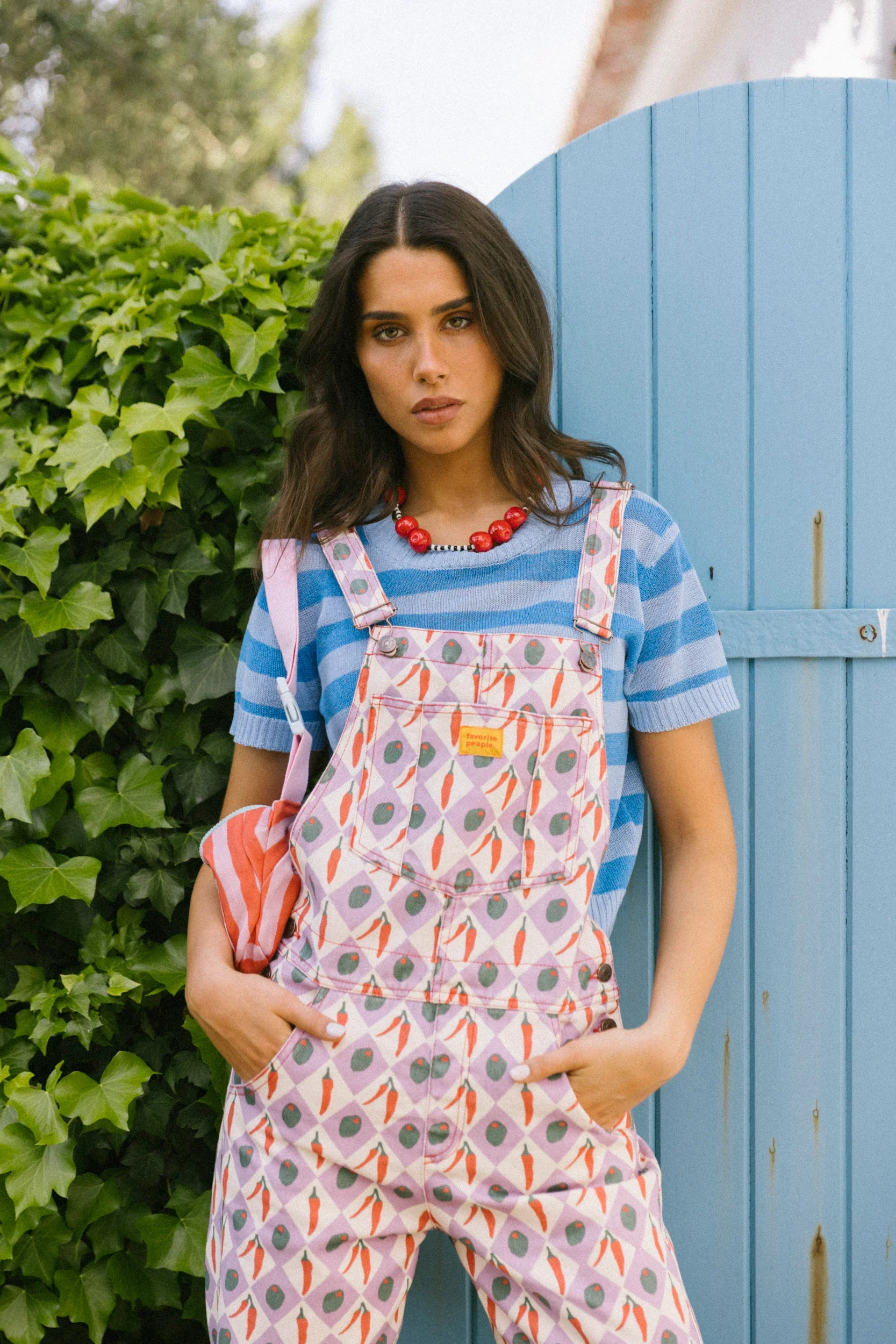 Damen Latzhose mit weiß-lila Karomuster und Oliven-Chili-Print aus Baumwolle von Favorite People. im Concept Store Cleo&Caesar Berlin