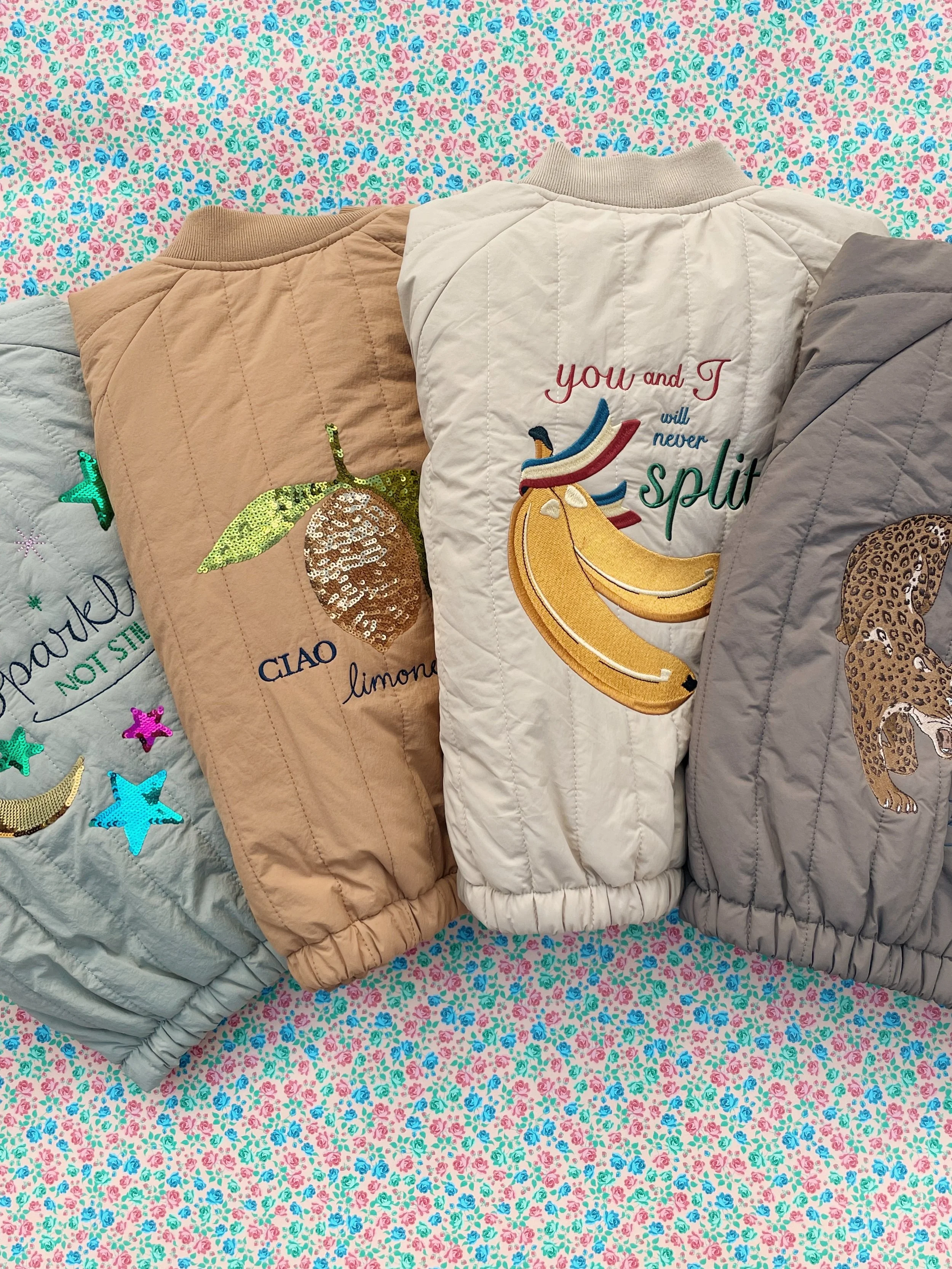 Juno Bomber Jacke Travertine für Kinder von Konges Sløjd – kuschelige, nachhaltige Kinderkleidung in Beige mit Herzprint, erhältlich bei Cleo&Caesar Kids Concept Store Berlin.