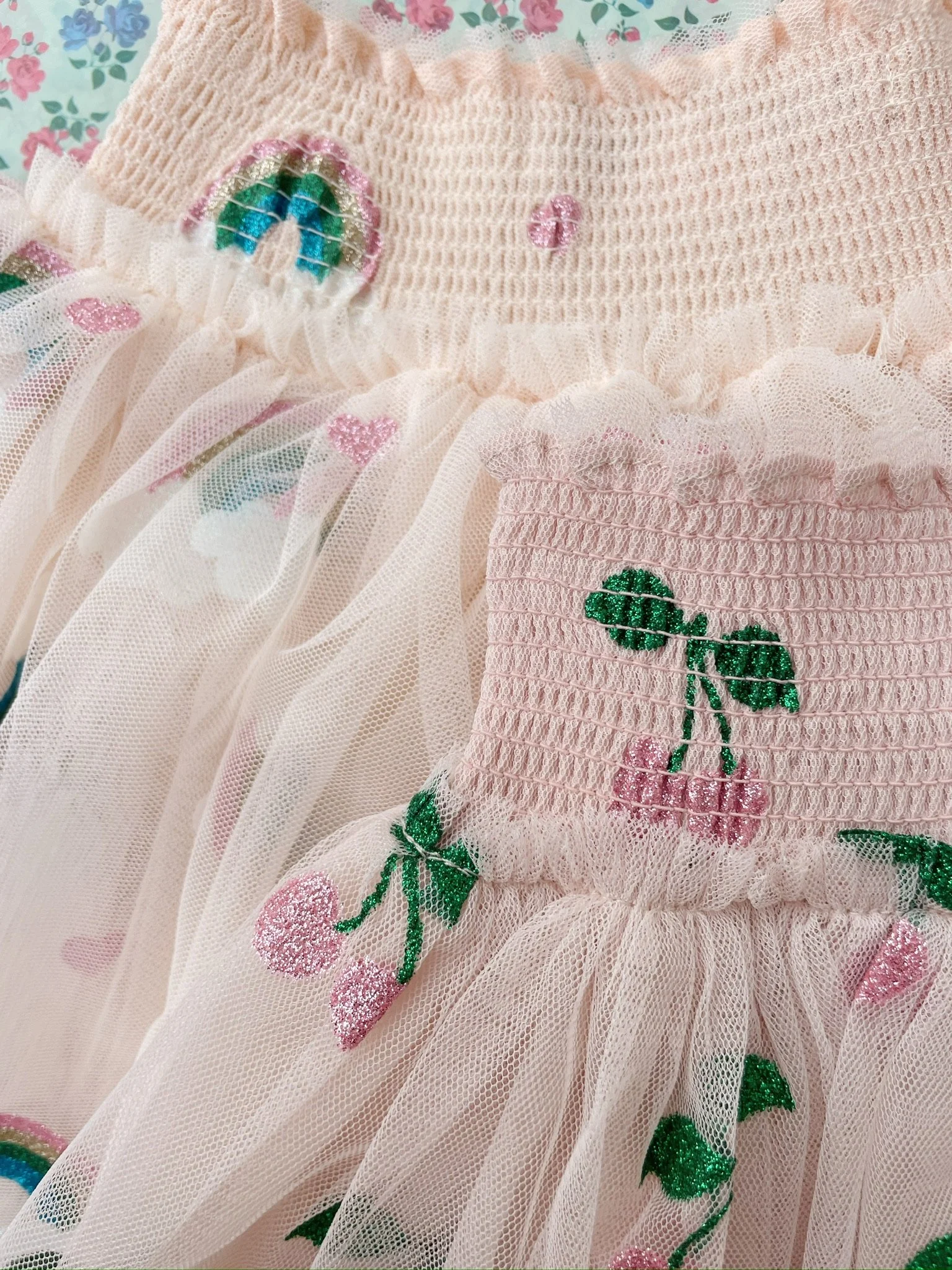 Tullie Skirt Rock Rainbow Glitter für Kinder von Konges Sløjd – kuschelige, nachhaltige Kinderkleidung in Beige mit Herzprint, erhältlich bei Cleo&Caesar Kids Concept Store Berlin.