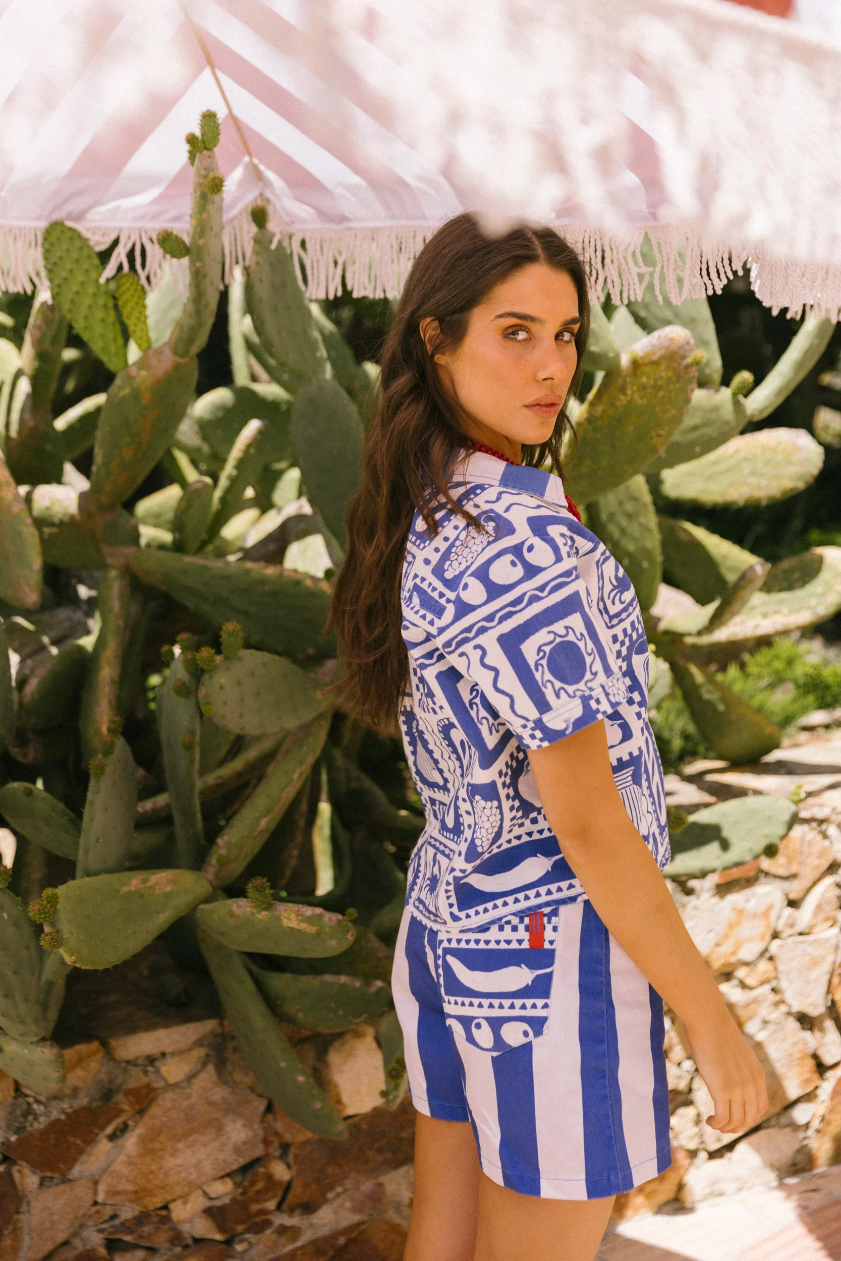 Favorite People Short Positano – weiß-blaue High waisted Mom Short aus Baumwolle, fair hergestellt in Portugal, bei Cleo&Caesar Kids Concept Store