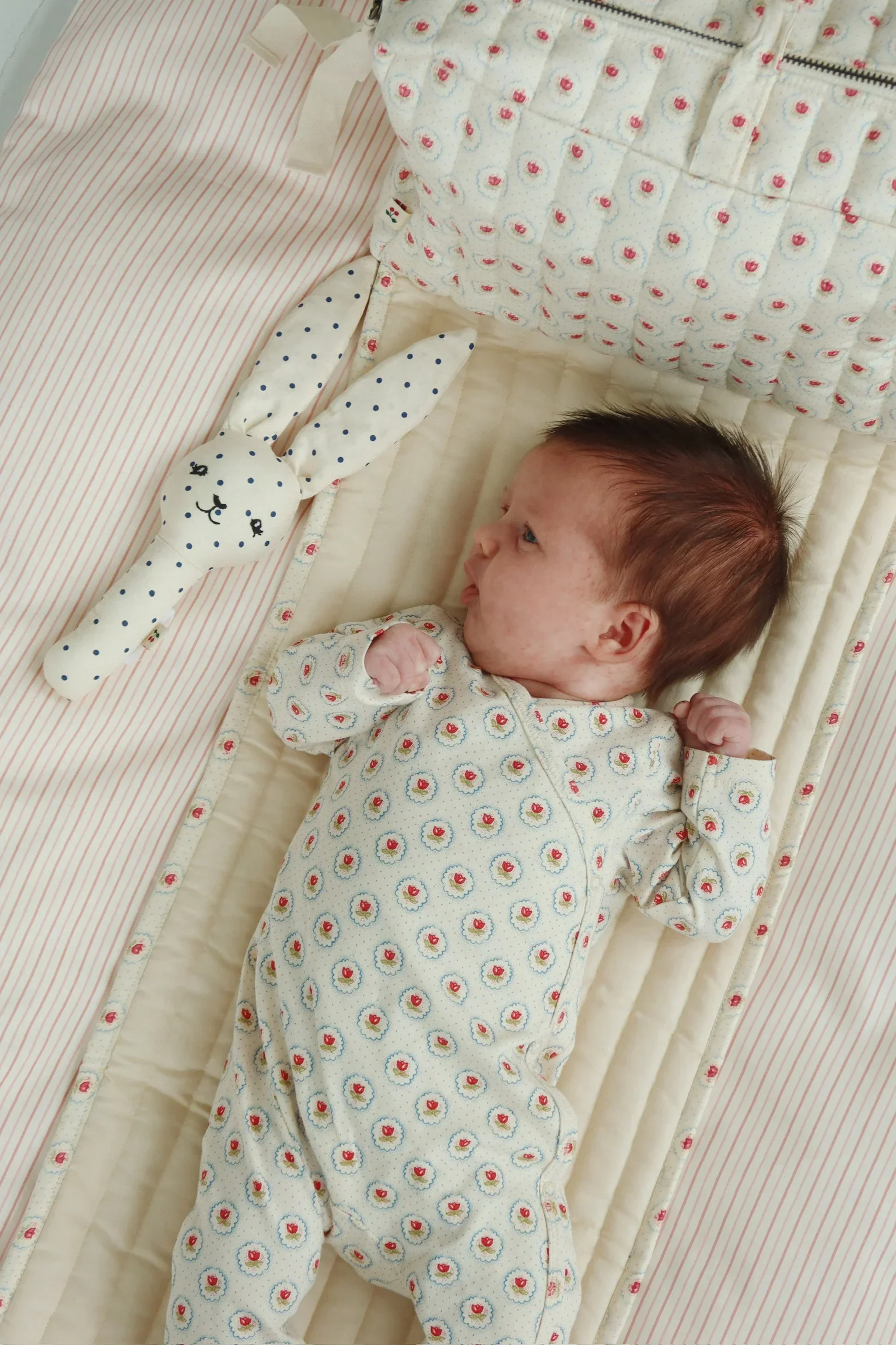 Weiche Häschen-Handrassel aus Baumwolle mit Glöckchen – kuscheliges Babyspielzeug ab Geburt. Im Kids Concept Store Cleo&Caesar