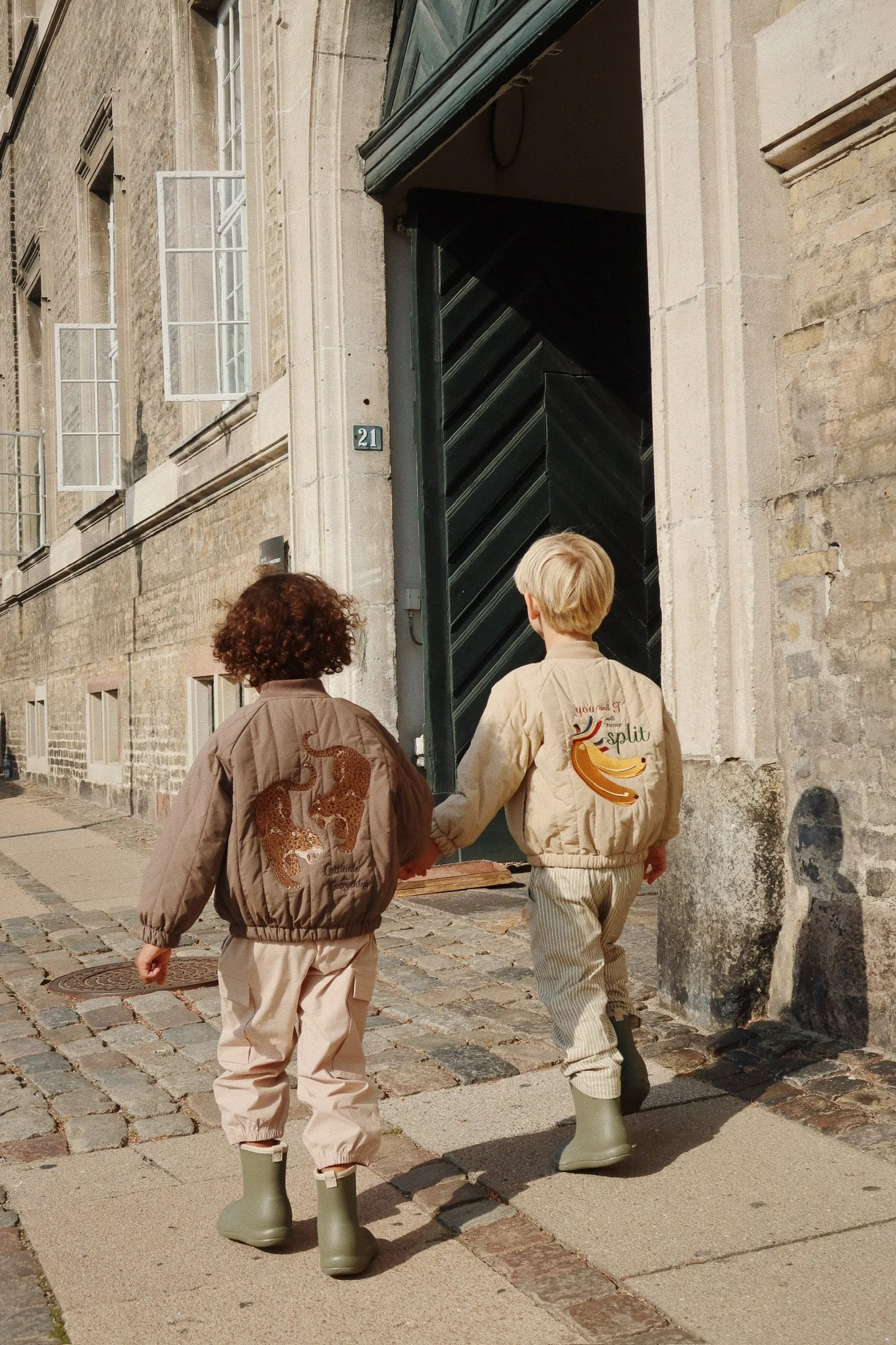 Juno Bomber Jacke Travertine für Kinder von Konges Sløjd – kuschelige, nachhaltige Kinderkleidung in Beige mit Herzprint, erhältlich bei Cleo&Caesar Kids Concept Store Berlin.