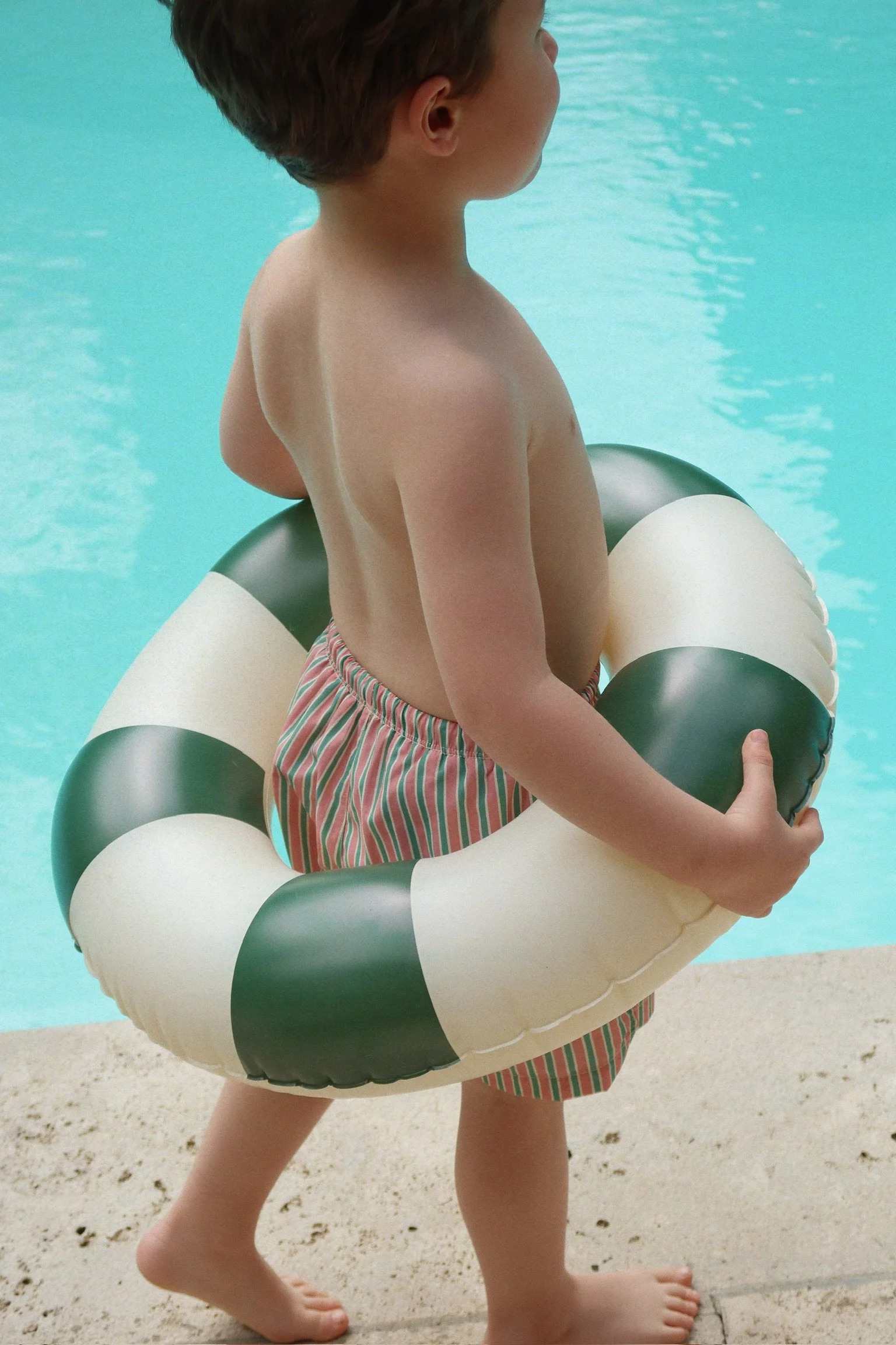 Konges Sløjd Swim Shorts Asnou Blush – Kinderbadehose mit grün-pinken Streifen und Kordelzug, bei Cleo&Caesar Kids Concept Store