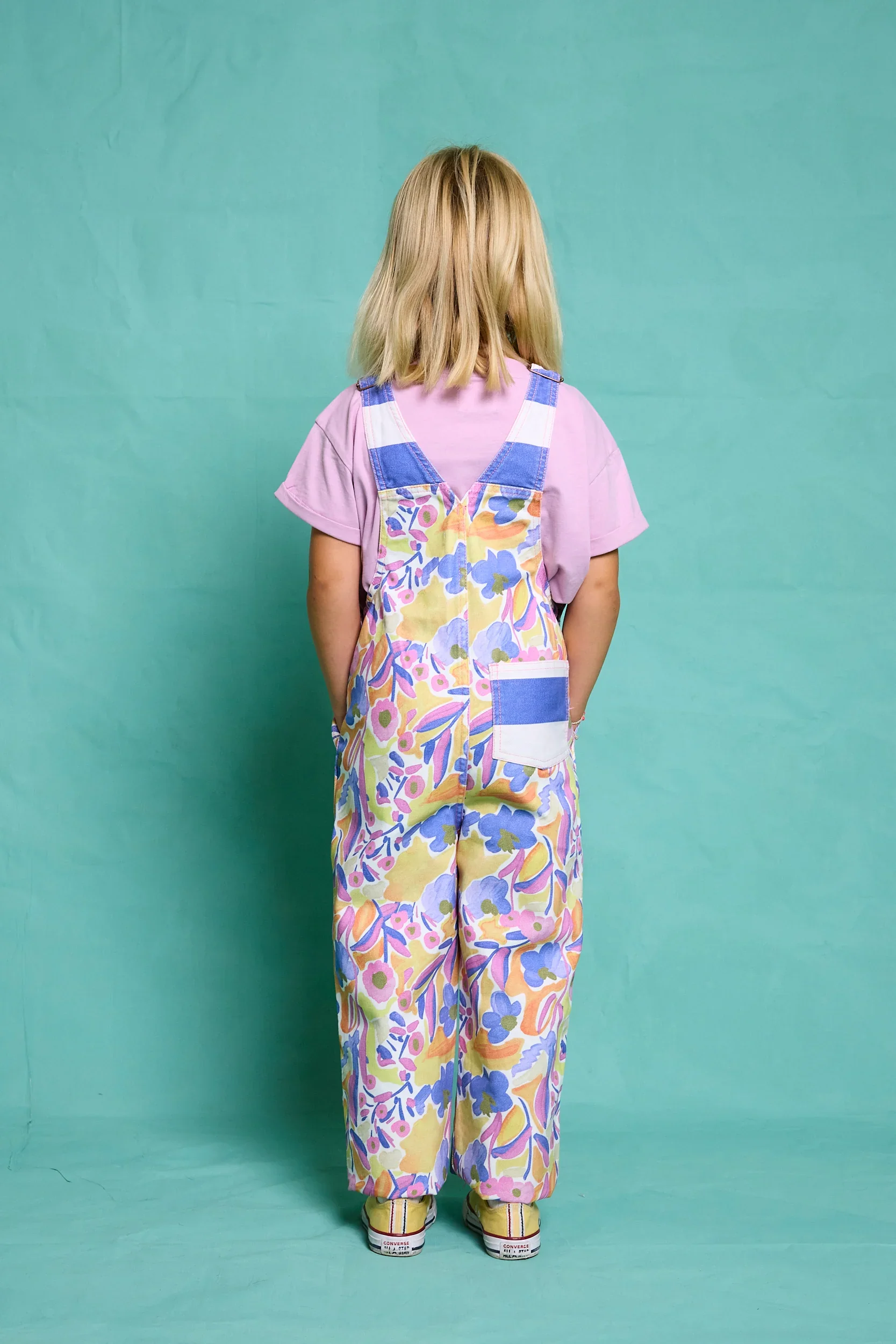 Favorite People Latzhose bunt – handgefertigt in Portugal, erhältlich bei Cleo&Caesar Kids Concept Store