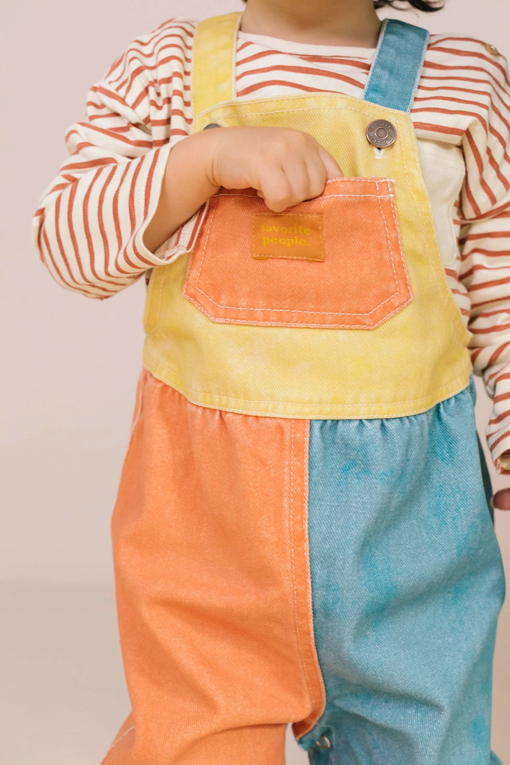 Favorite People Baby Latzhose bunt aus Baumwolle – handgefertigt in Portugal bei Cleo&Caesar