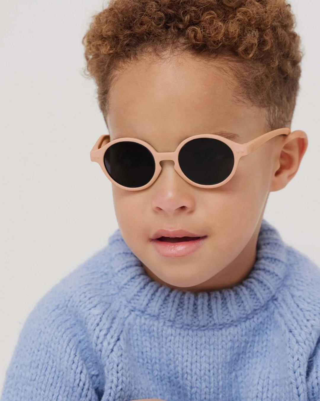 Izipizi Kleinkind-Sonnenbrille #d Apricot Polarized – Pantos-Fassung in Apricot, 3-5 Jahre, BPA-frei, bei Cleo&Caesar Kids Concept Store