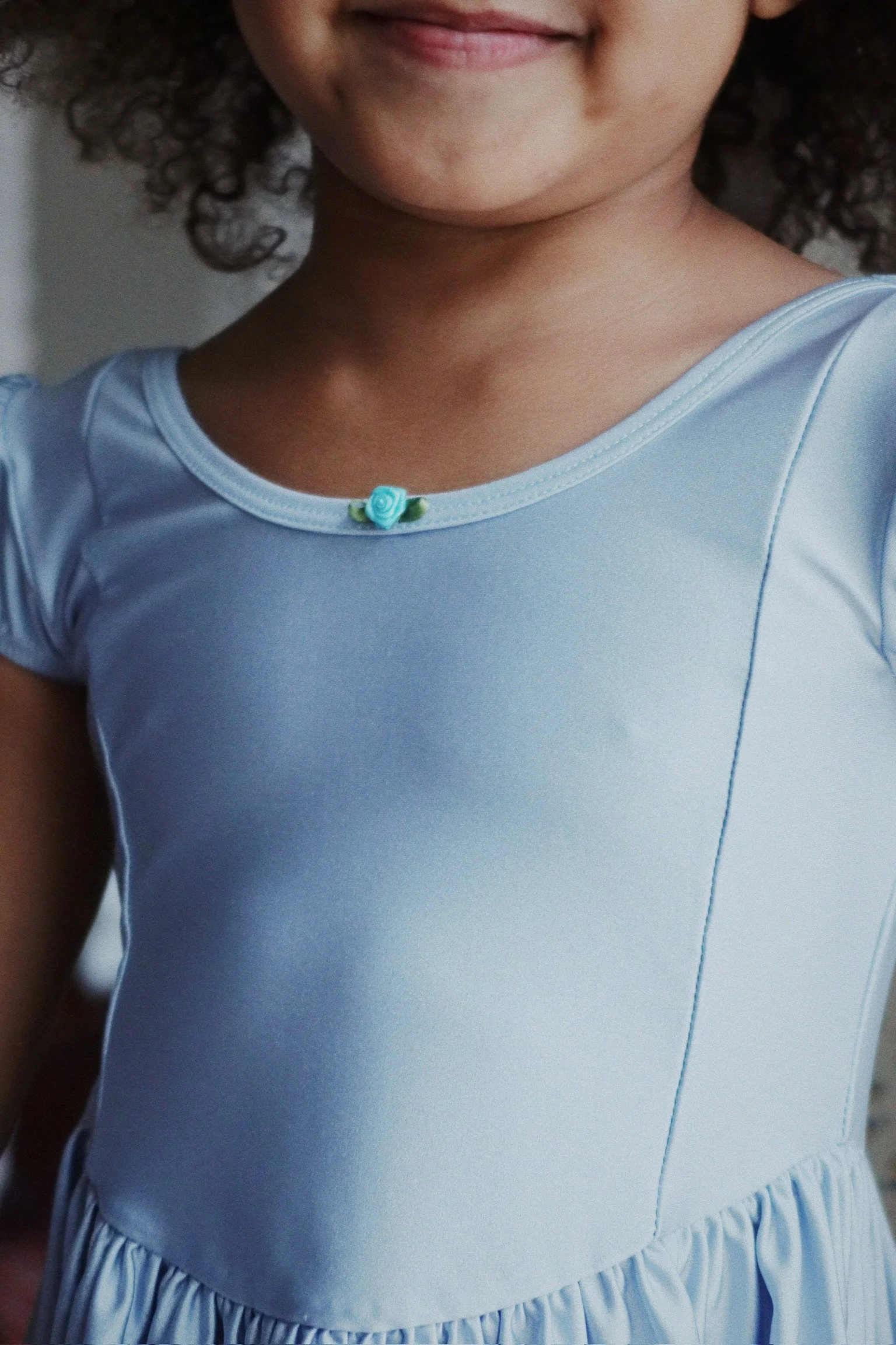 Mousse Puff Dress Kleid Zen Blue für Kinder von Konges Sløjd – kuschelige, nachhaltige Kinderkleidung in Beige mit Herzprint, erhältlich bei Cleo&Caesar Kids Concept Store Berlin.