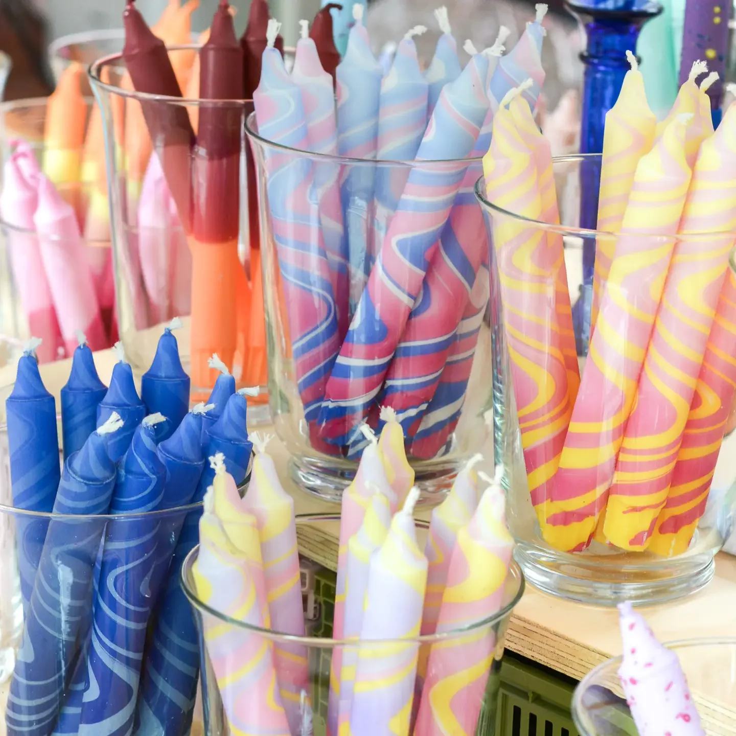 Nordtrice mehrfarbige Sommerfarben-Tischkerze – handgegossen in Kopenhagen | Cleo & Caesar