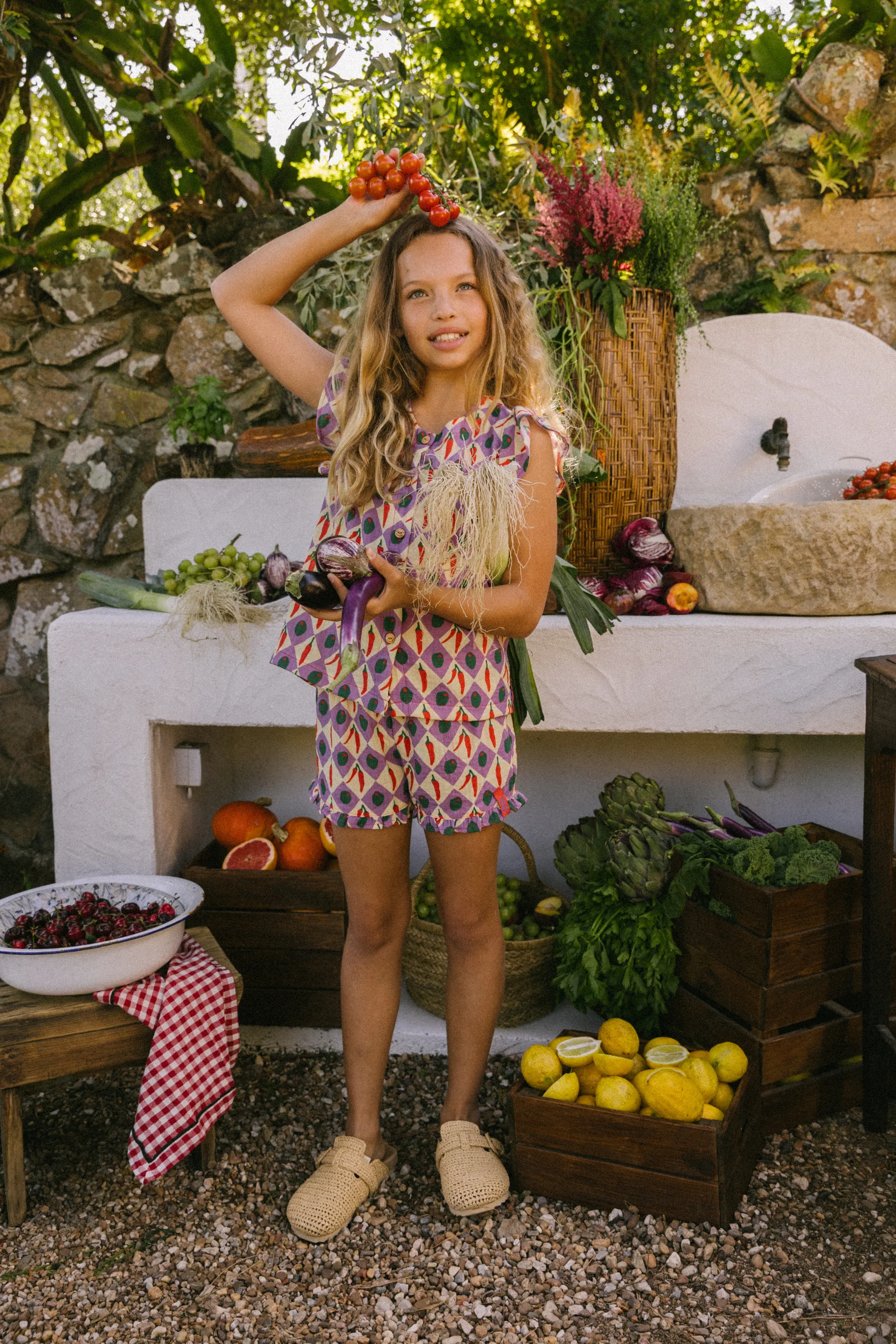 Favorite People Shirt Fromaggio – weiß-lila Karooberteil mit Oliven- und Chili-Print, gerüschte Ärmel, fair hergestellt in Portugal, bei Cleo&Caesar