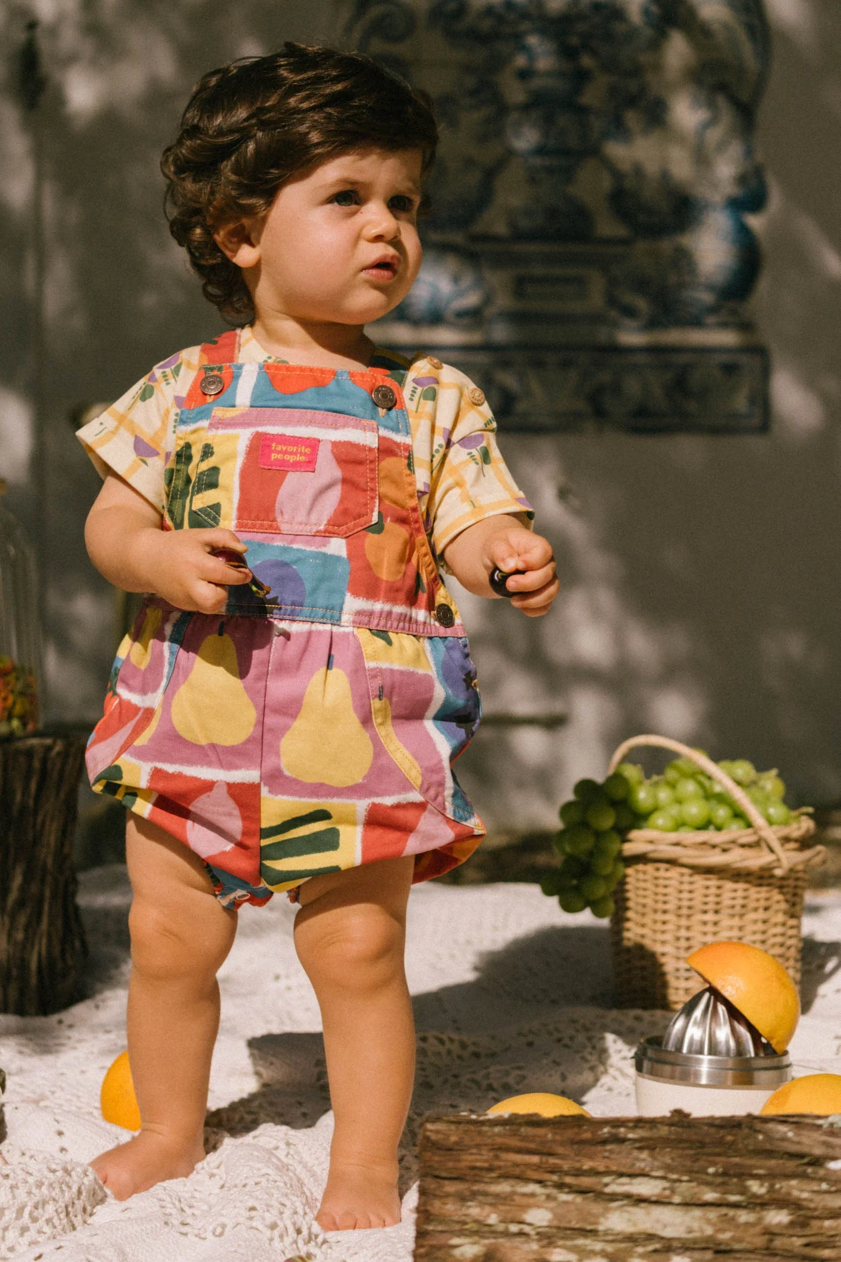 Bunter Baby Romper mit Obst- und Gemüseprint, verstellbaren Trägern und Druckknöpfen – aus Baumwolle. Favorite People Made in Portugal bei Cleo&Caesar Kindergeschäft Berlin