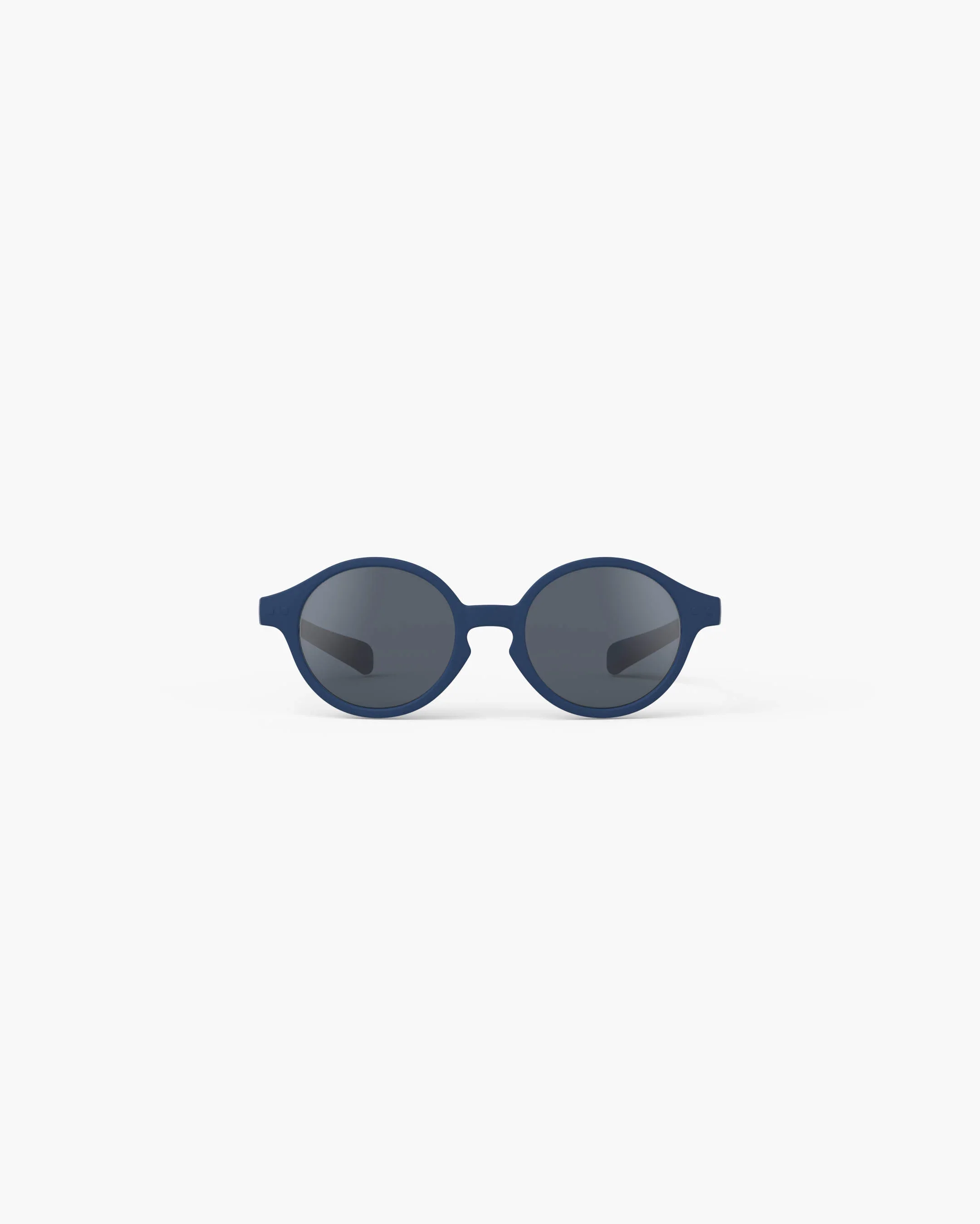 Izipizi Baby-Sonnenbrille #d Denim Blue Polarized – Pantos-Fassung in Denimblau matt, 0-3 Jahre, BPA-frei mit Silikonband, bei Cleo&Caesar Kids Concept Store