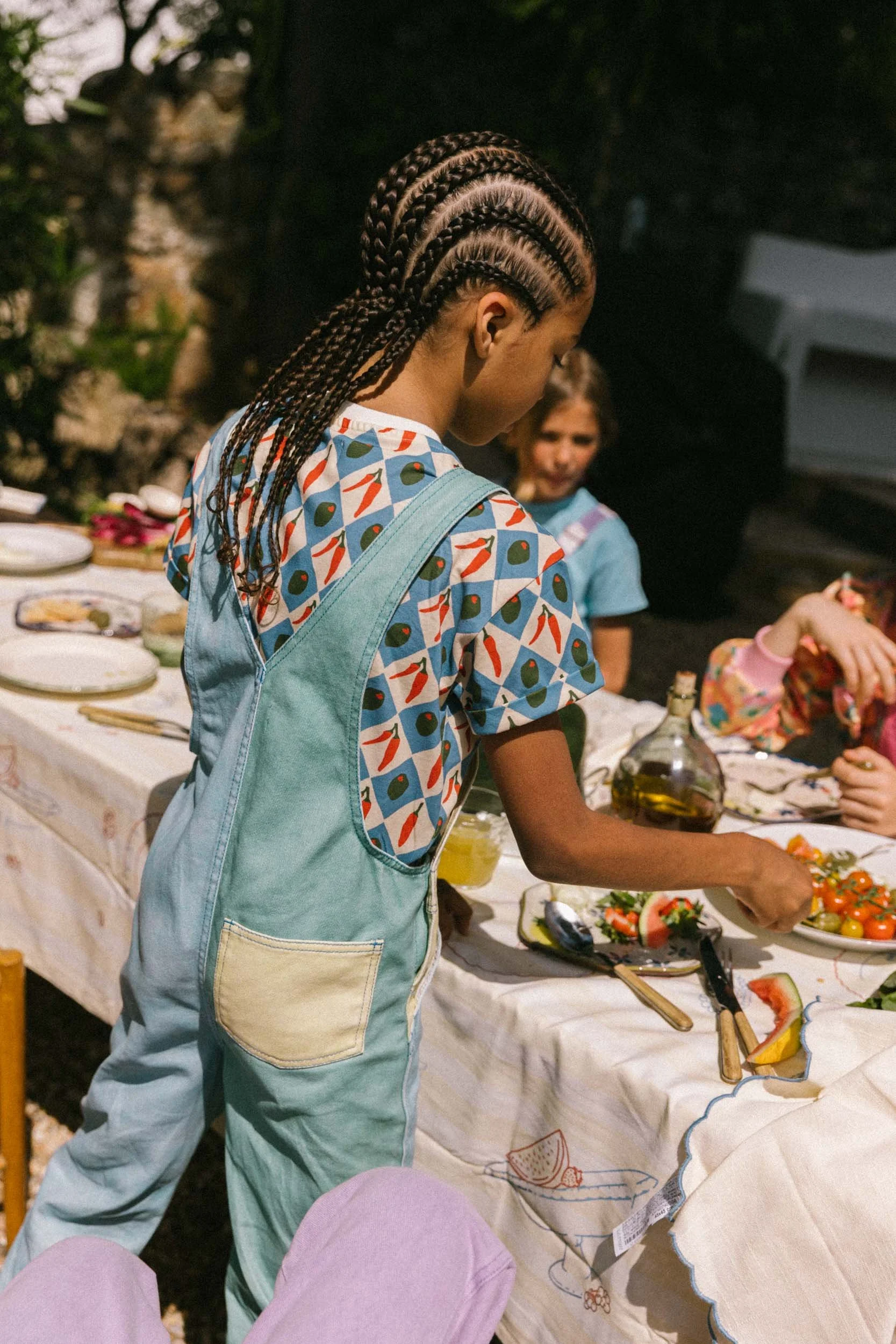 Favorite People Latzhose bunt – handgefertigt in Portugal, erhältlich bei Cleo&Caesar Kids Concept Store