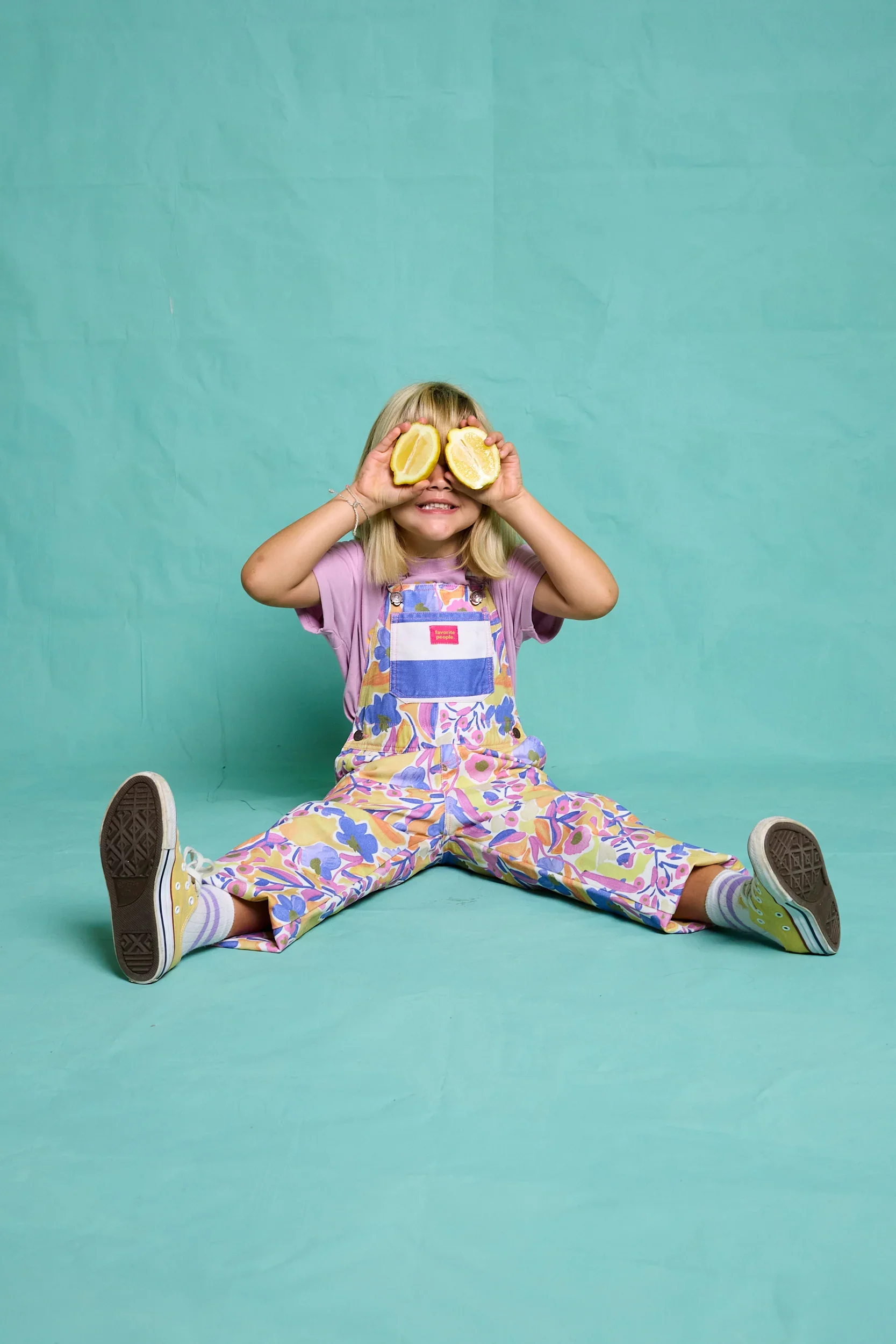 Favorite People Latzhose bunt – handgefertigt in Portugal, erhältlich bei Cleo&Caesar Kids Concept Store