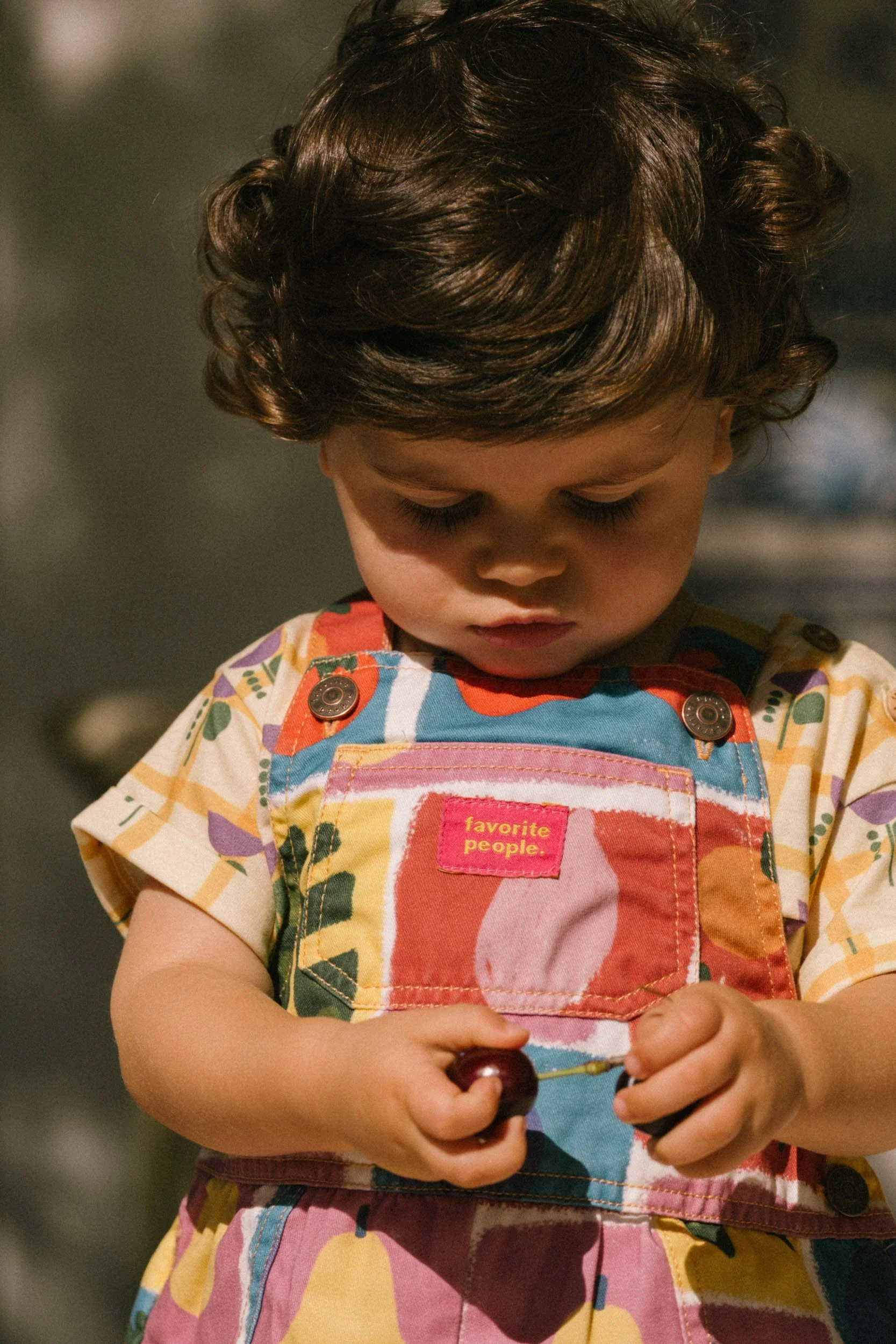 Bunter Baby Romper mit Obst- und Gemüseprint, verstellbaren Trägern und Druckknöpfen – aus Baumwolle. Favorite People Made in Portugal bei Cleo&Caesar Kindergeschäft Berlin