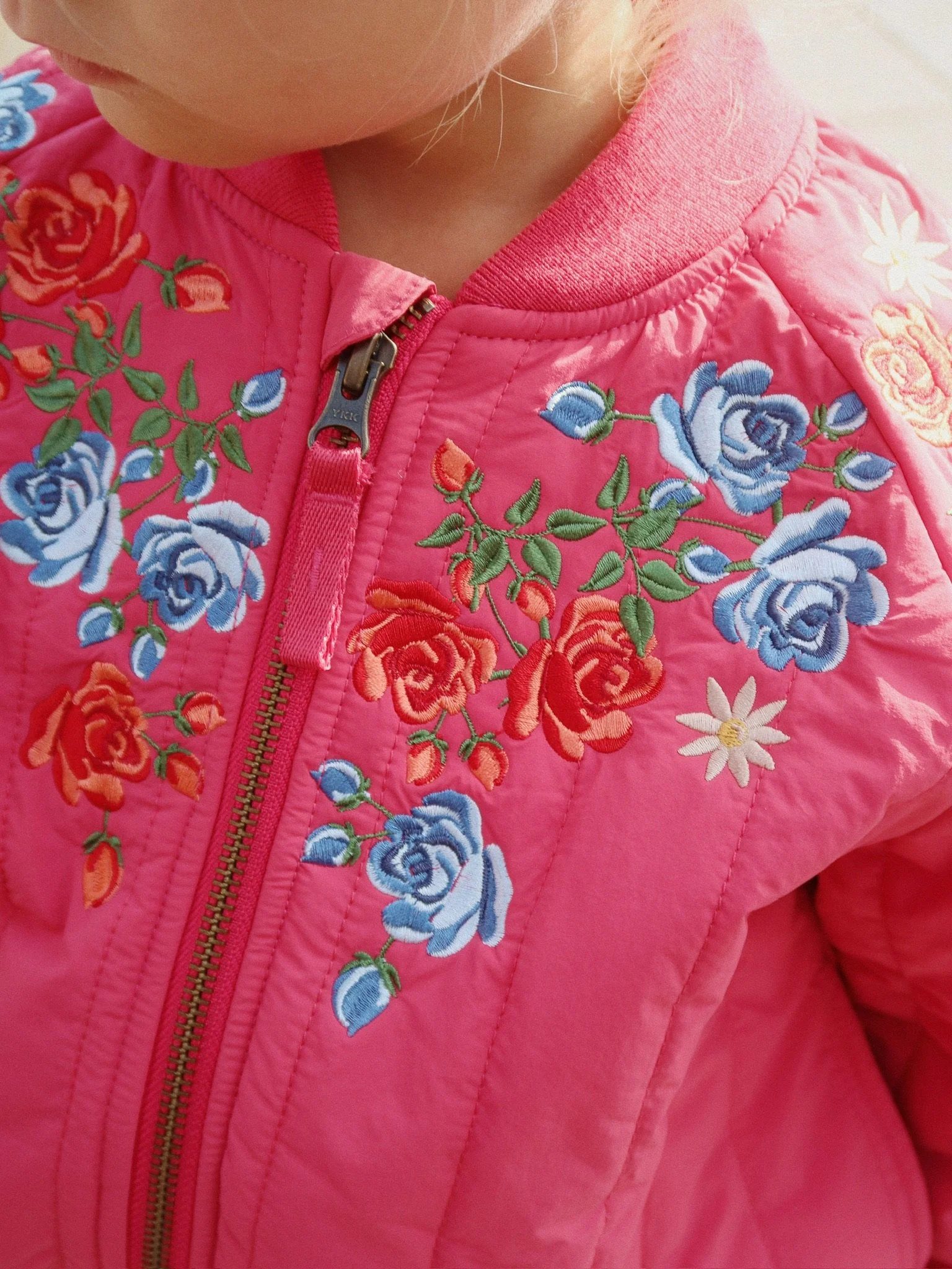 Juno Bomber Jacke Raspberry Wine für Kinder von Konges Sløjd – kuschelige, nachhaltige Kinderkleidung in Beige mit Herzprint, erhältlich bei Cleo&Caesar Kids Concept Store Berlin.
