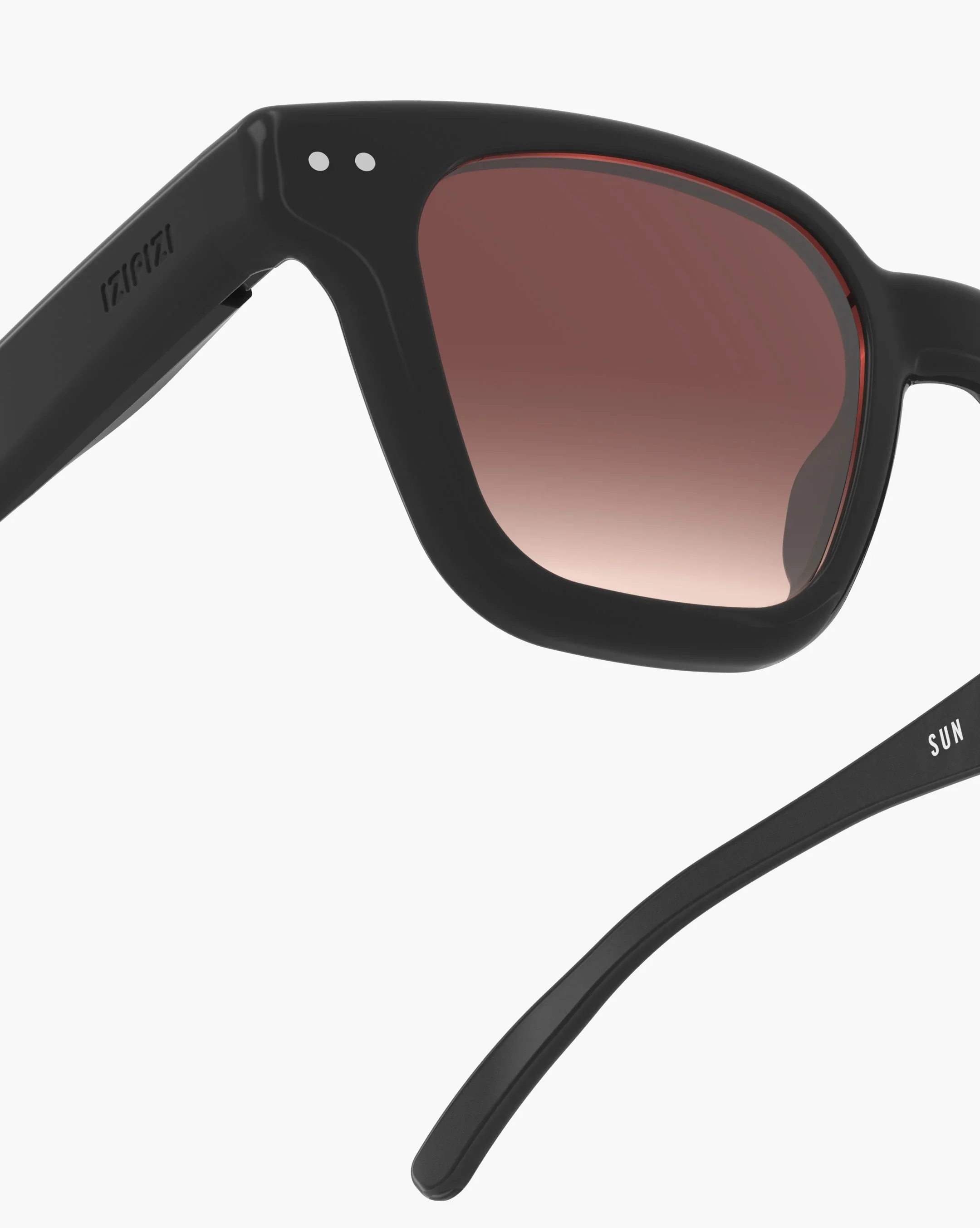 Izipizi Sonnenbrille ROAD Black – oversized eckige Fassung in Schwarz mit Soft Touch-Finish, graue Gläser, Unisex, bei Cleo&Caesar Kids Concept Store