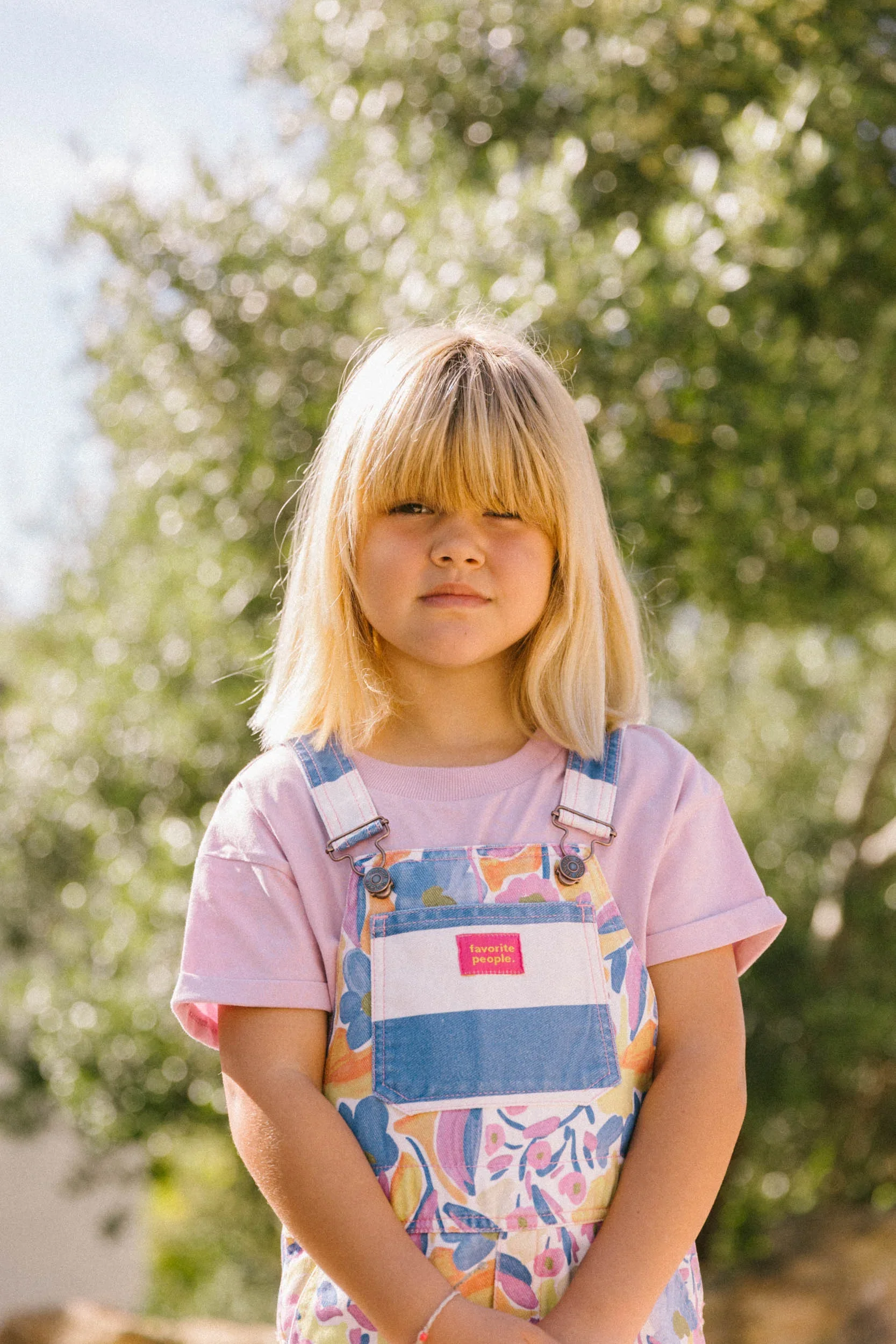 Favorite People Latzhose bunt – handgefertigt in Portugal, erhältlich bei Cleo&Caesar Kids Concept Store