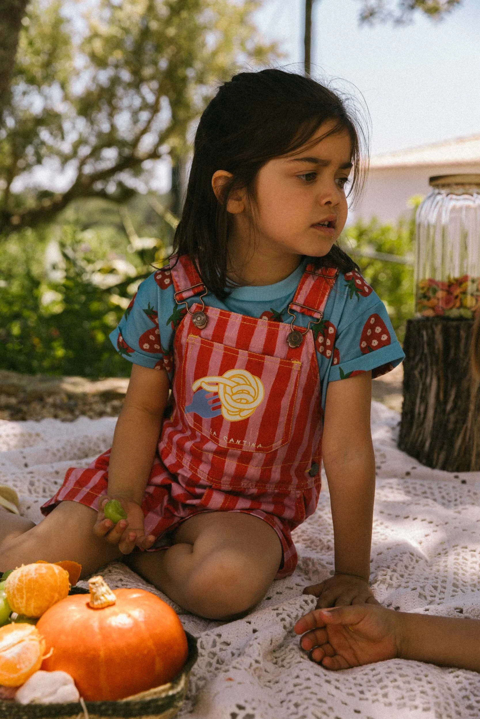 Favorite People Kurze Latzhose Pasta Fresca – rot-pinke Streifen mit Pasta-Illustration auf der Vordertasche, fair hergestellt in Portugal, bei Cleo&Caesar