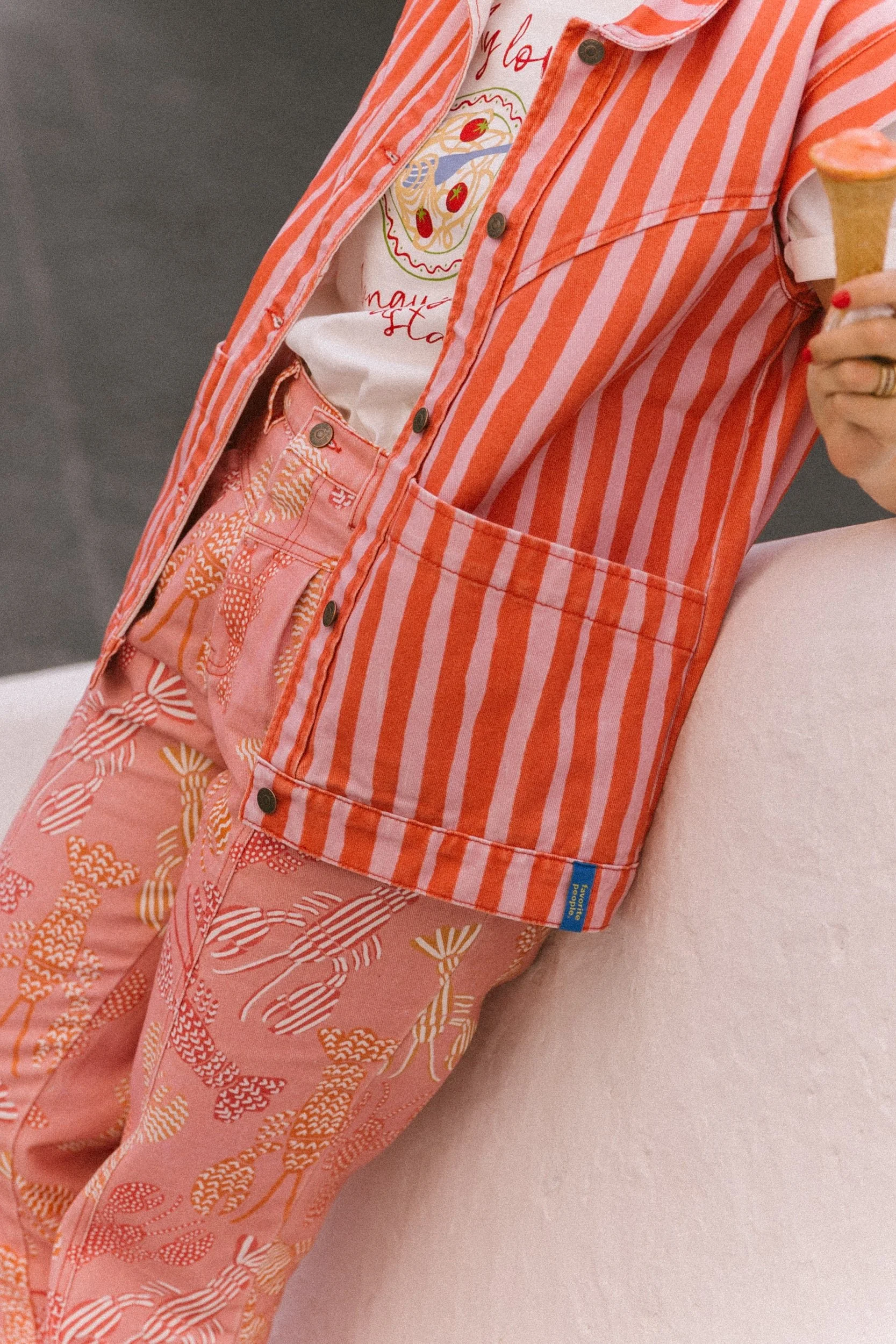 Cropped Damenweste mit pink-roten Streifen und Knopfleiste aus Baumwolle von Favorite People made in Portugal im Concept Store Cleo&Caesar Berlin