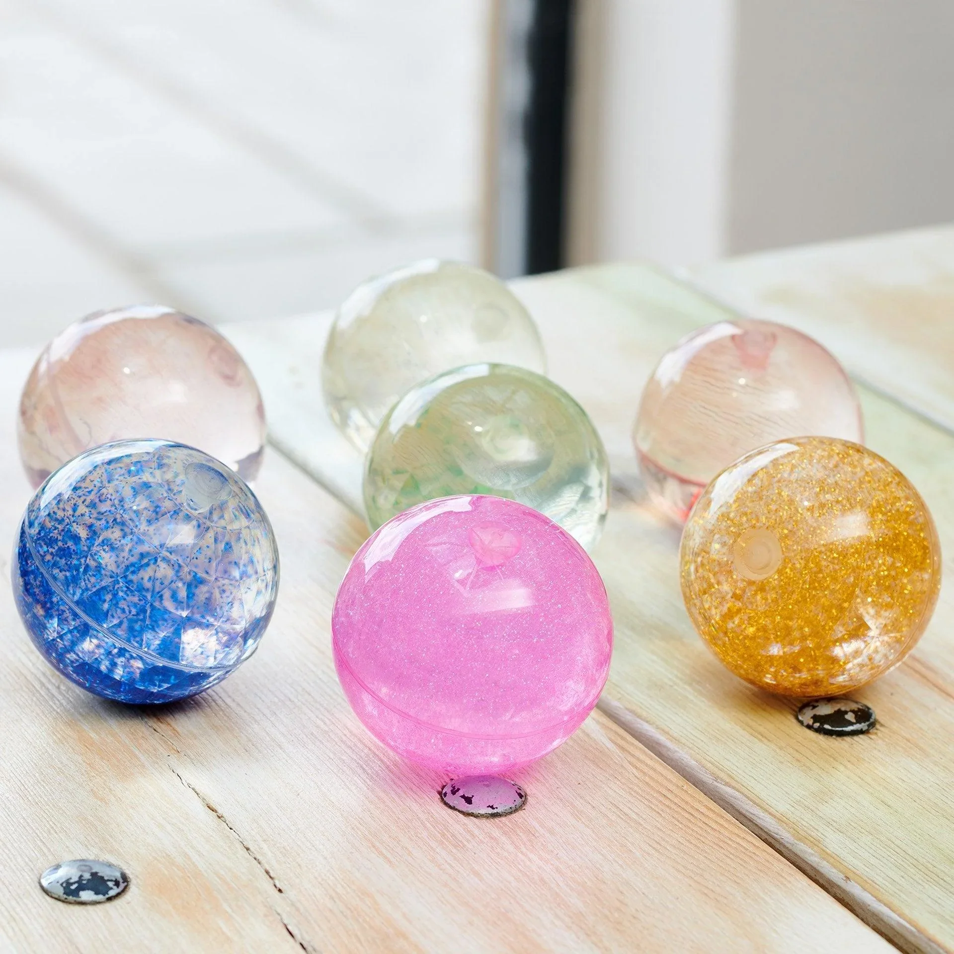tickit® Regenbogen-Glitzerkugeln – bunte Sensorik-Bälle mit funkelndem Sternenstaub für Kinder ab 3 Jahren bei Cleo&Caesar