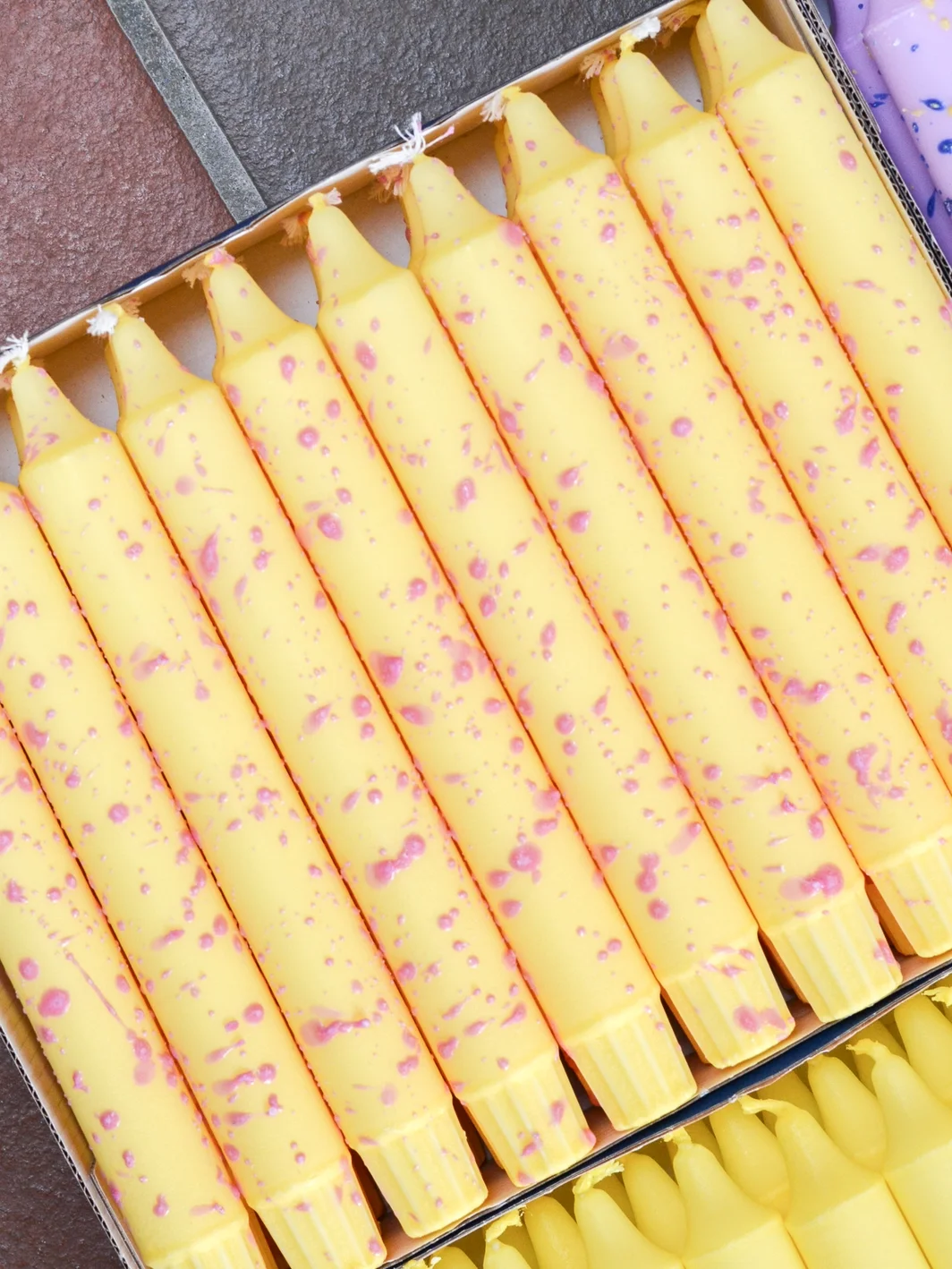 Nordtrice mehrfarbige gesprenkelte Sommerfarben-Tischkerze – handgegossen in Kopenhagen | Cleo & Caesar