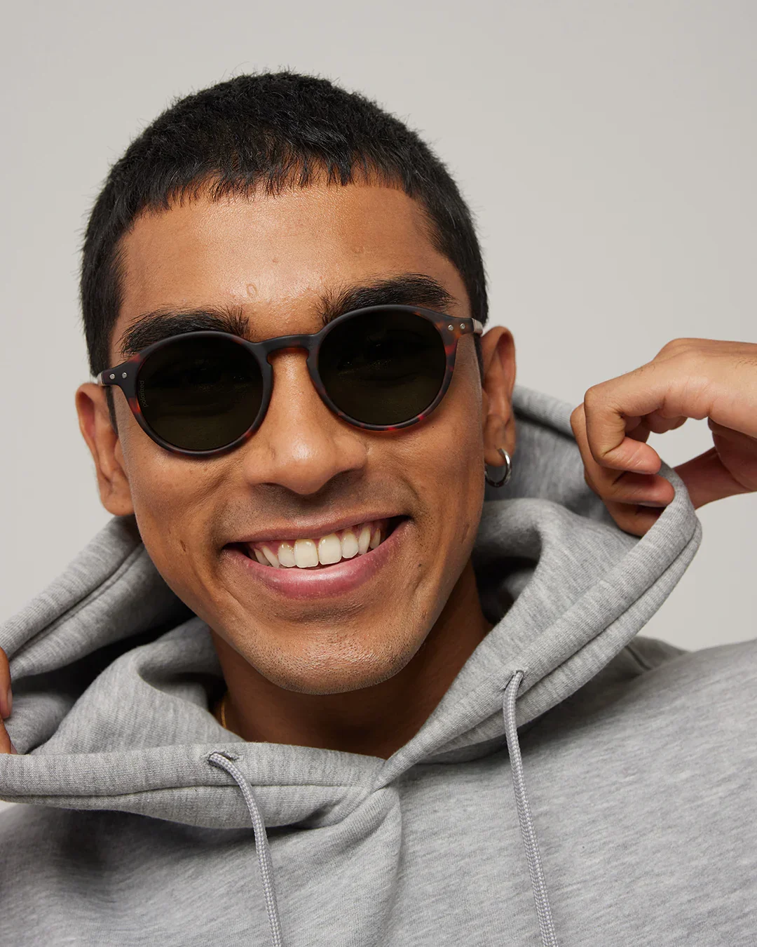 Izipizi Sonnenbrille #D Tortoise – Pantos-Fassung im Schildpattmuster mit Soft Touch-Finish, graue Gläser, Unisex, bei Cleo&Caesar Kids Concept Store