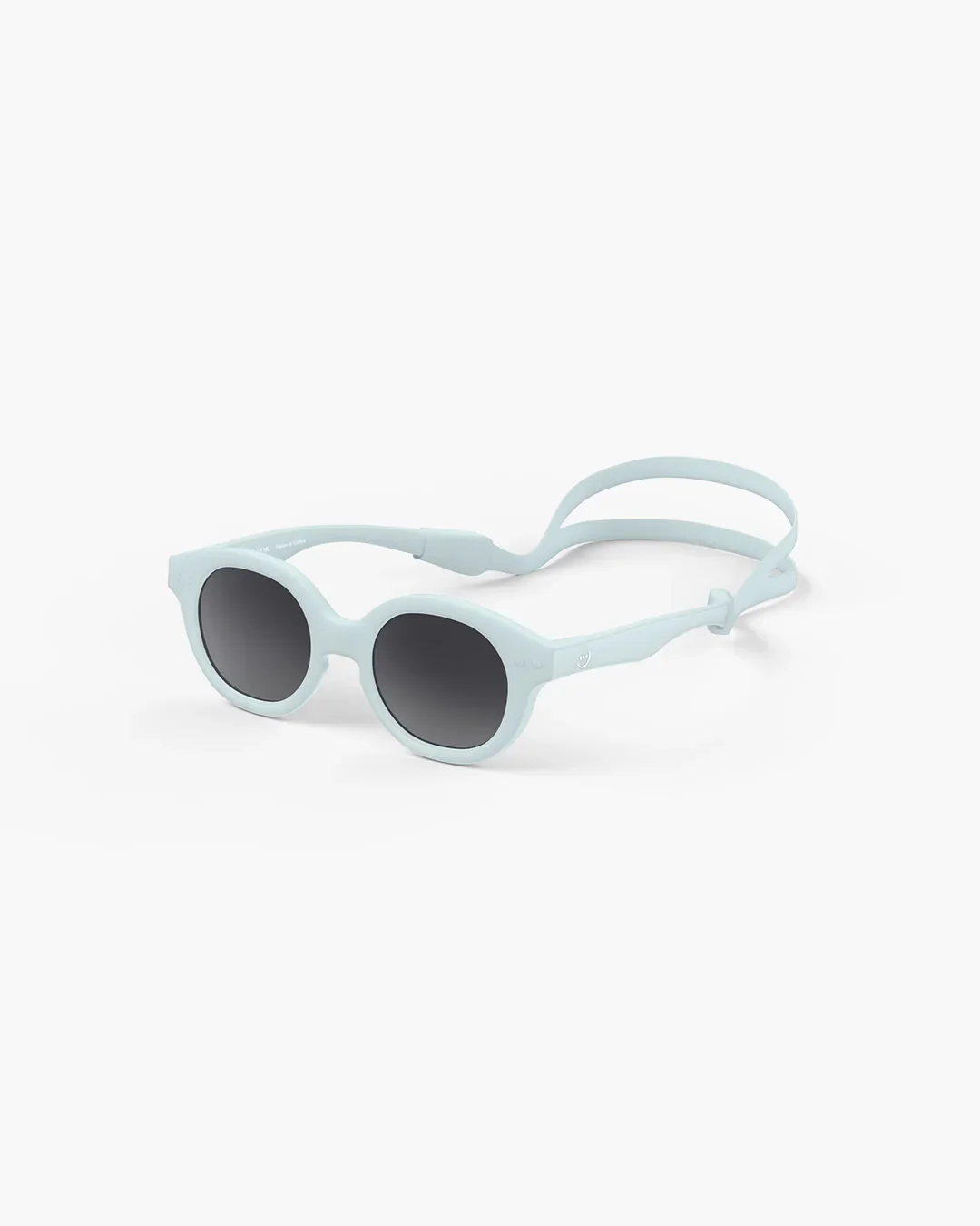 Izipizi Baby-Sonnenbrille #c Sweet Blue Polarized – Schmetterlings-Fassung in blau matt, 9-36 Monate, BPA-frei mit Silikonband, bei Cleo&Caesar Kids Concept Store