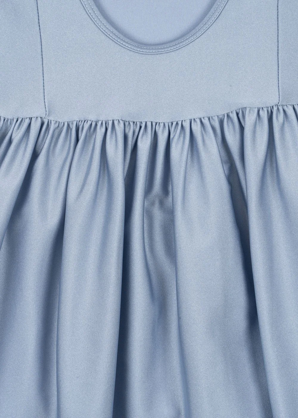 Mousse Puff Dress Kleid Zen Blue für Kinder von Konges Sløjd – kuschelige, nachhaltige Kinderkleidung in Beige mit Herzprint, erhältlich bei Cleo&Caesar Kids Concept Store Berlin.