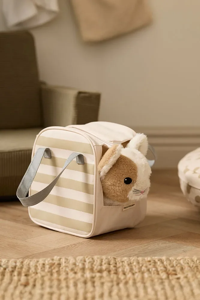 Stoffkätzchen Maja von Kids Concept in Tragetasche mit Guckfenster – weiches Kuscheltier für Rollenspiel ab 18 Monaten. im Concept Store Cleo&Caesar