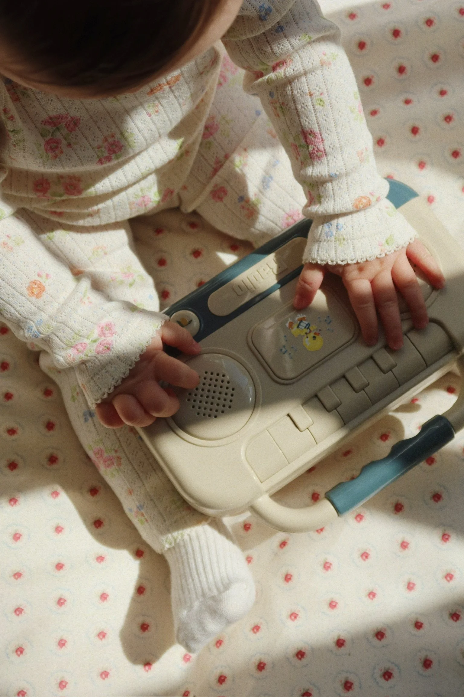 Konges Sløjd Baby Radio mit Knöpfen und Soundeffekten – Motorikspielzeug für kleine Hände ab 12 Monaten.
