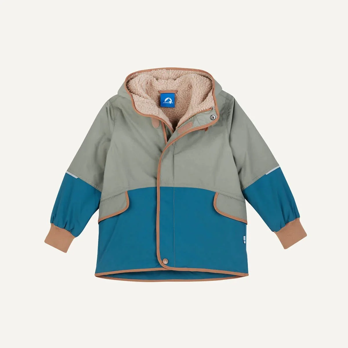 Finkid Moska Mukka Winterjacke für Kinder in Vetiver/Almond – warm, wasserfest und mit Teddyfutter. Nachhaltige Kindermode bei Cleo&Caesar, Kids Concept Store Berlin – jetzt online kaufen.