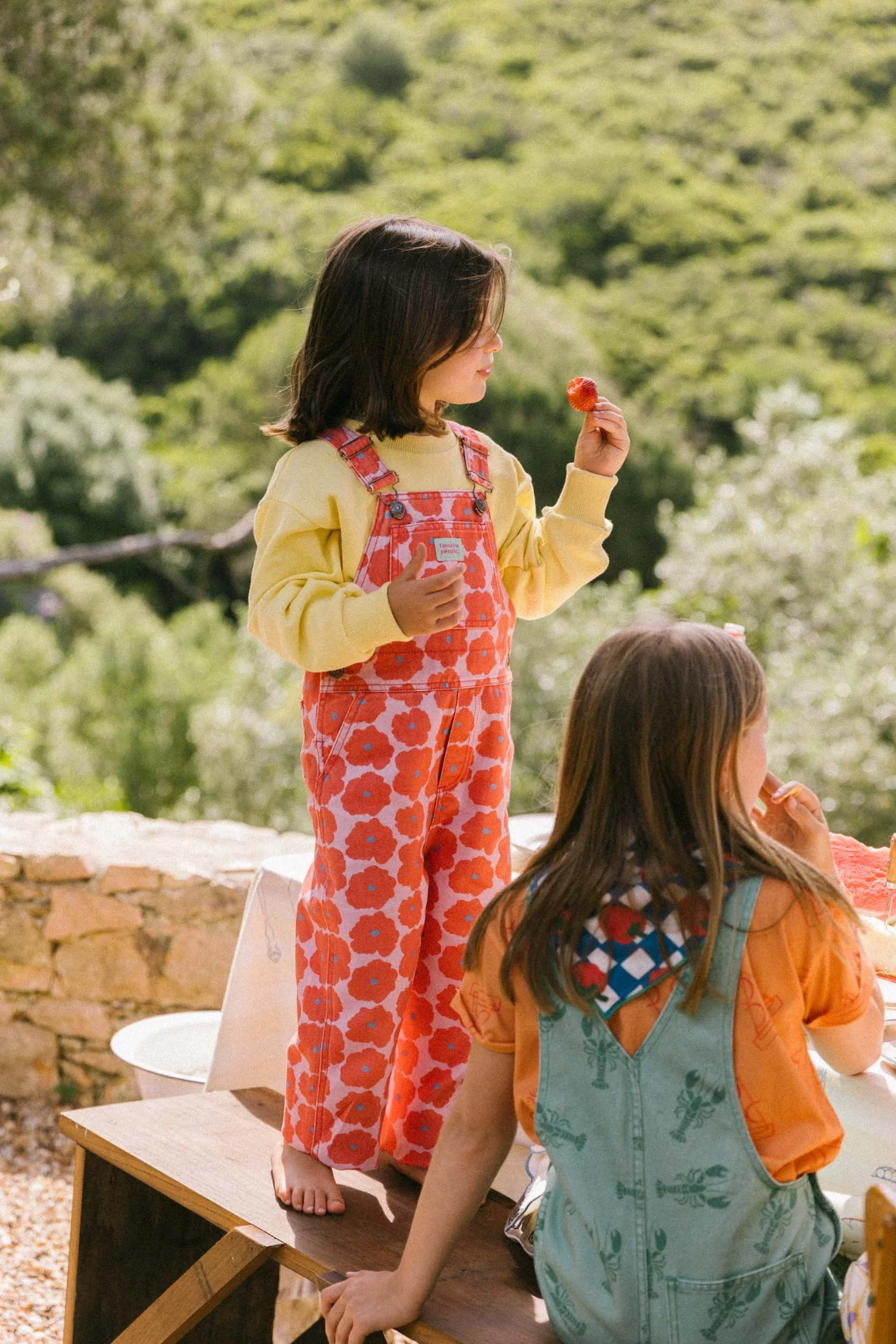 Favorite People Latzhose bunt – handgefertigt in Portugal, erhältlich bei Cleo&Caesar Kids Concept Store