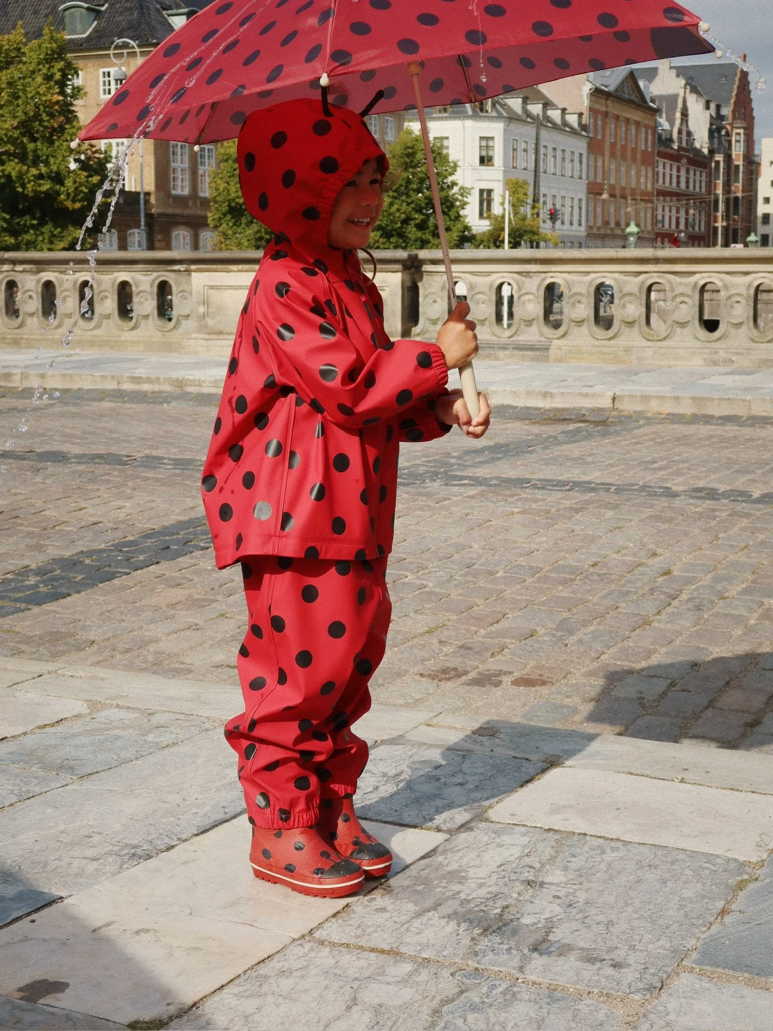 Regenschirm Marienkäfer Lady Dot für Kinder von Konges Sløjd - nachhaltige Baumwolle - sustainable Kidswear - Cleo&Caesar - Kids Concept Store Berlin - Online Shop Deutschland