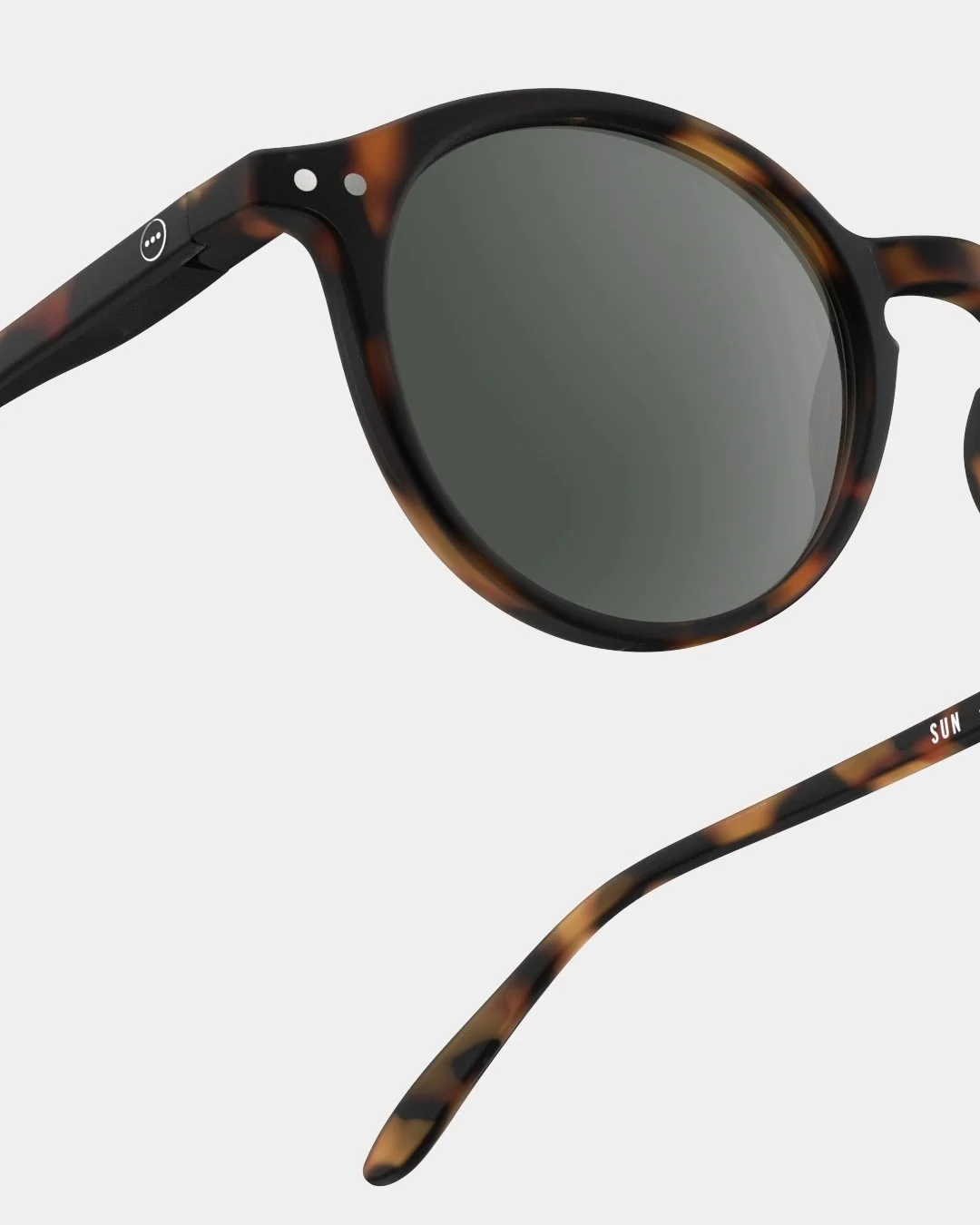 Izipizi Sonnenbrille #D Tortoise – Pantos-Fassung im Schildpattmuster mit Soft Touch-Finish, graue Gläser, Unisex, bei Cleo&Caesar Kids Concept Store