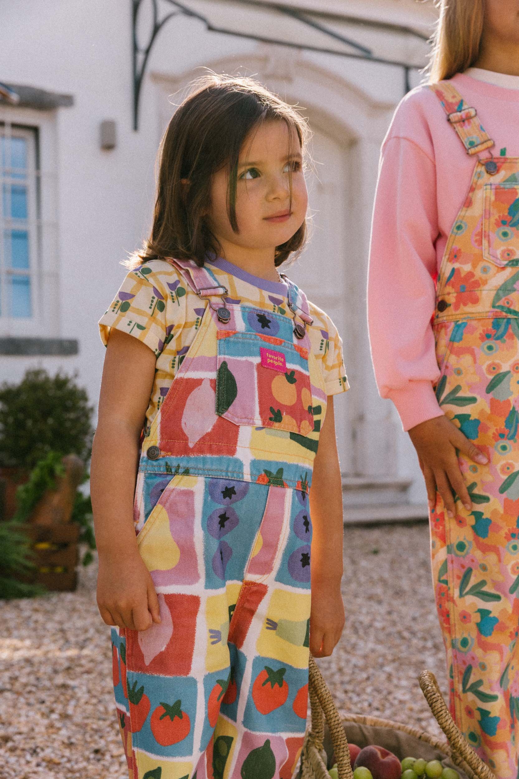 Favorite People Latzhose bunt – handgefertigt in Portugal, erhältlich bei Cleo&Caesar Kids Concept Store