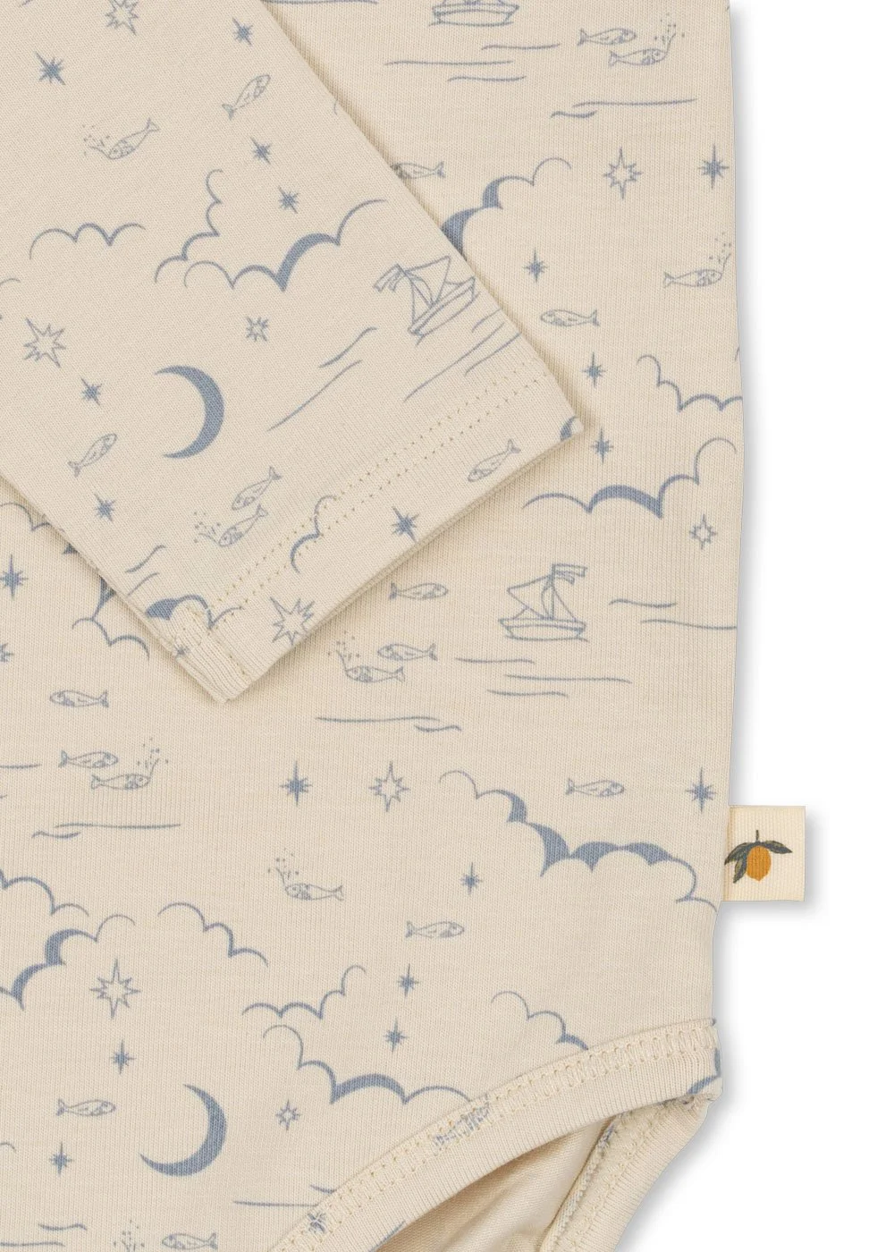 Langarmbody Ciel Marino mit zartem Nacht-Print aus Booten und Fischen – weich, elastisch und bequem für Babys. im Kids Concept Store Cleo&Caesar73-p35024_4.jpeg