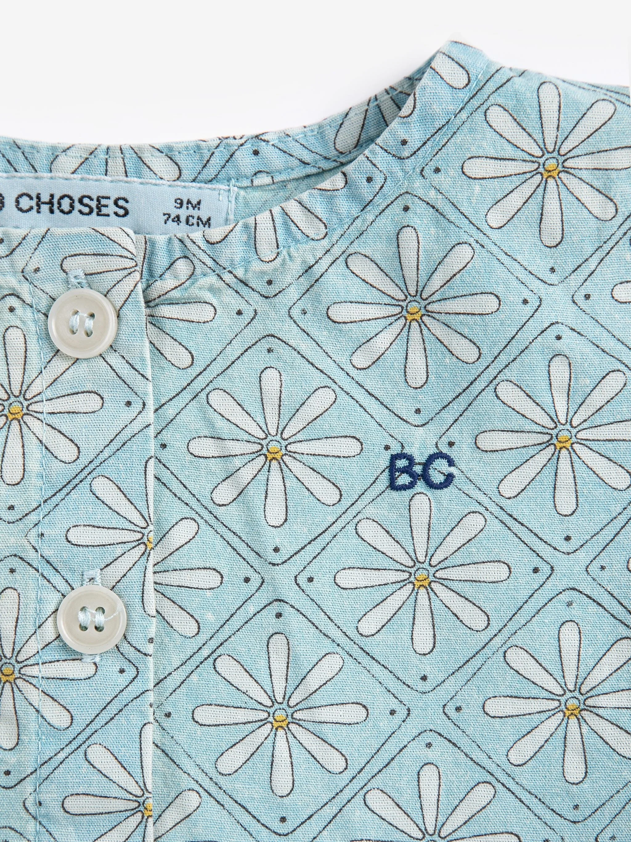 Bobo Choses Kleid Daisy Mosaic All Over – hellblaues Kinderkleid mit Gänseblümchen-Print und Stickerei, Bio-Baumwolle, hergestellt in Spanien, bei Cleo&Caesar