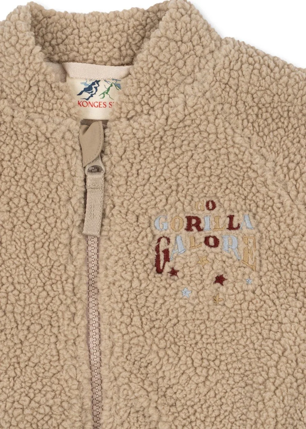 Jazz Teddy Jacke Oxford Tan für Kinder von Konges Sløjd – kuschelige, nachhaltige Kinderkleidung in Beige mit Herzprint, erhältlich bei Cleo&Caesar Kids Concept Store Berlin.