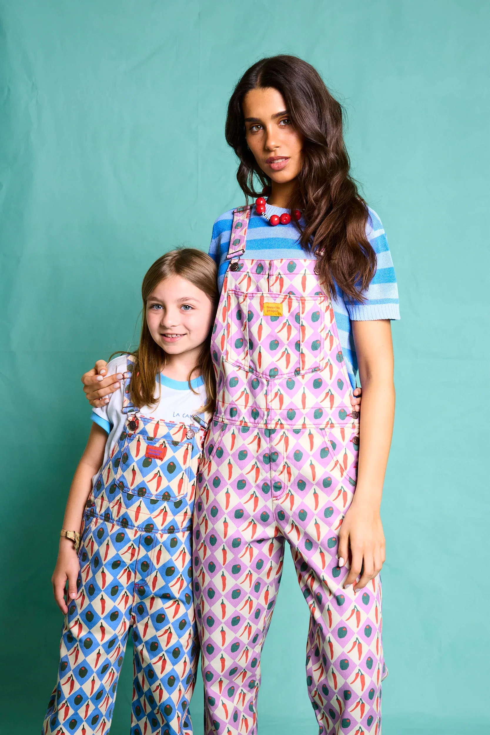 Damen Latzhose mit weiß-lila Karomuster und Oliven-Chili-Print aus Baumwolle von Favorite People. im Concept Store Cleo&Caesar Berlin