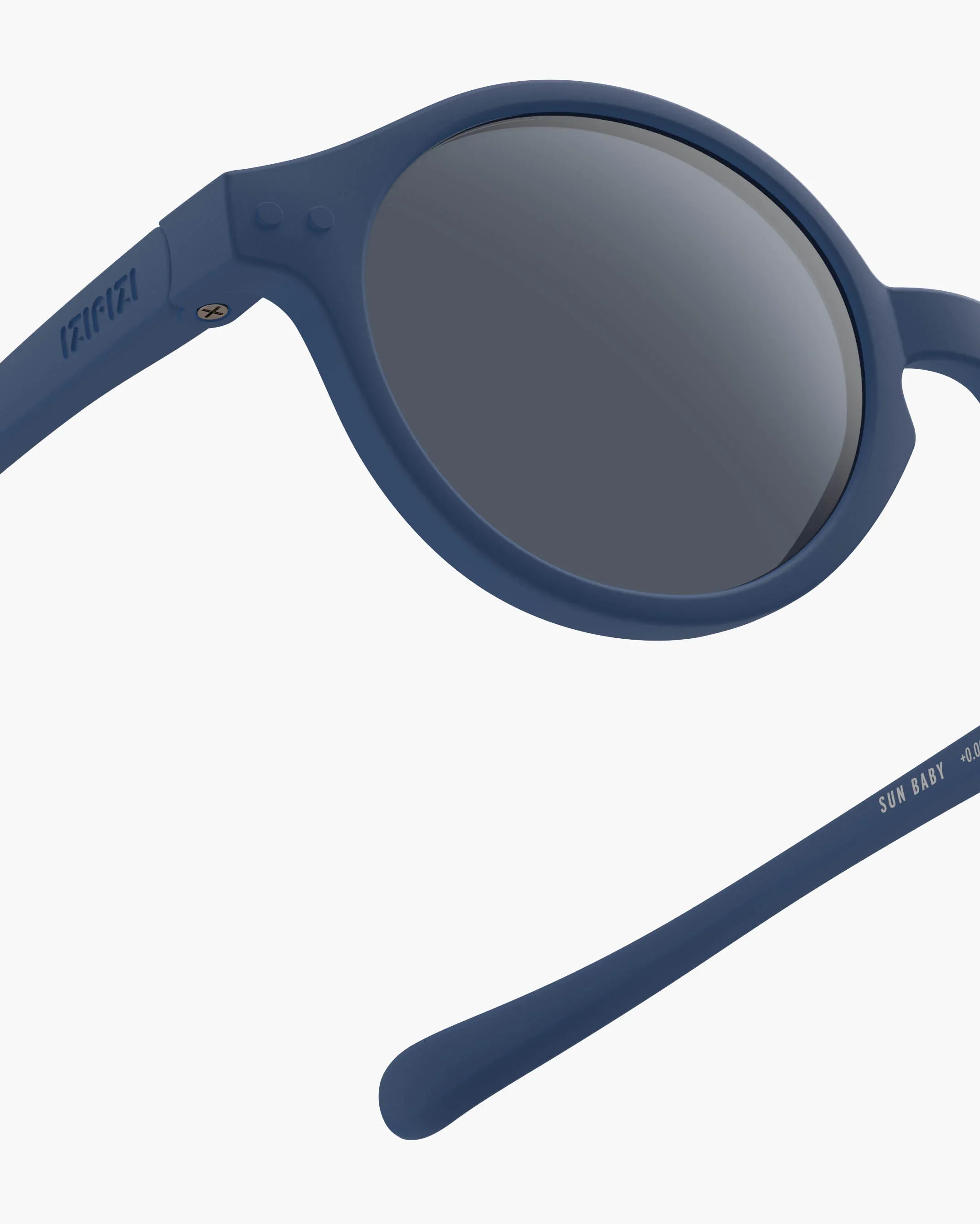 Izipizi Baby-Sonnenbrille #d Denim Blue Polarized – Pantos-Fassung in Denimblau matt, 0-3 Jahre, BPA-frei mit Silikonband, bei Cleo&Caesar Kids Concept Store