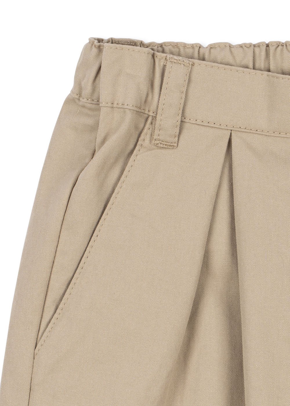 Klassische Kinder-Chinos aus Bio-Baumwolle mit elastischem Bund und Taschen – bequem und festlich kombinierbar.