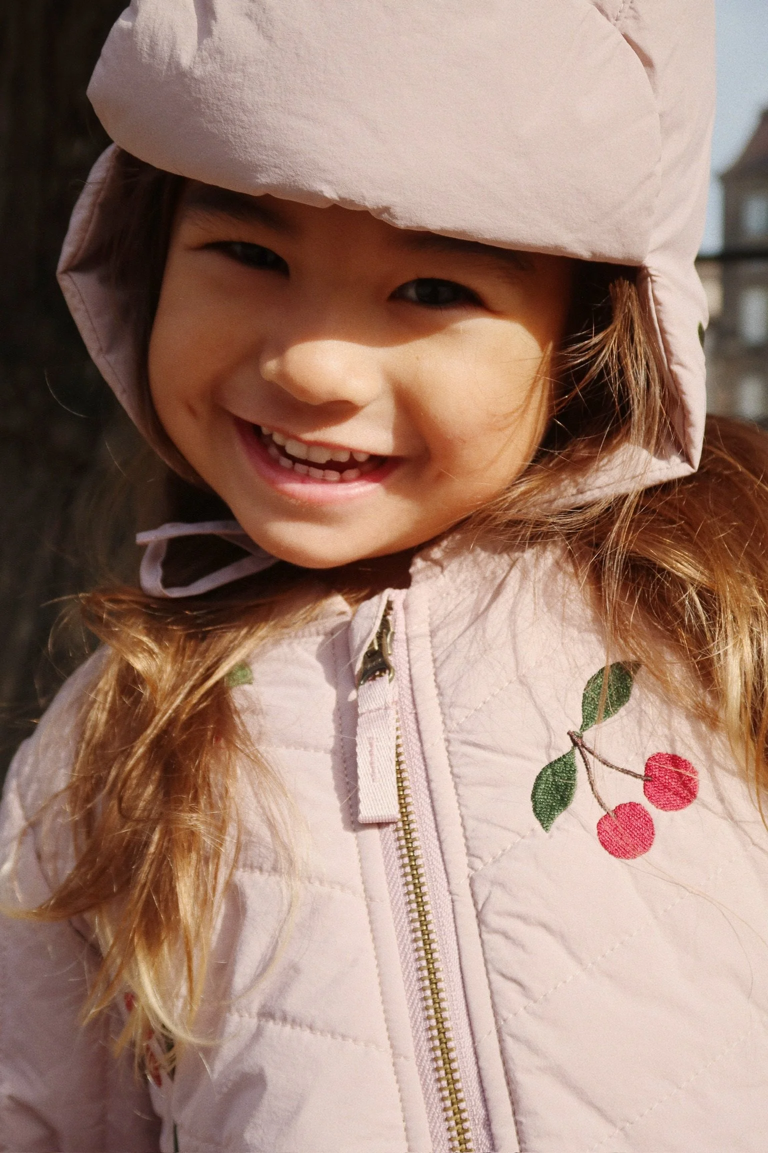 Juno Hat Twilight Mauve für Kinder von Konges Sløjd – kuschelige, nachhaltige Kinderkleidung in Beige mit Herzprint, erhältlich bei Cleo&Caesar Kids Concept Store Berlin.