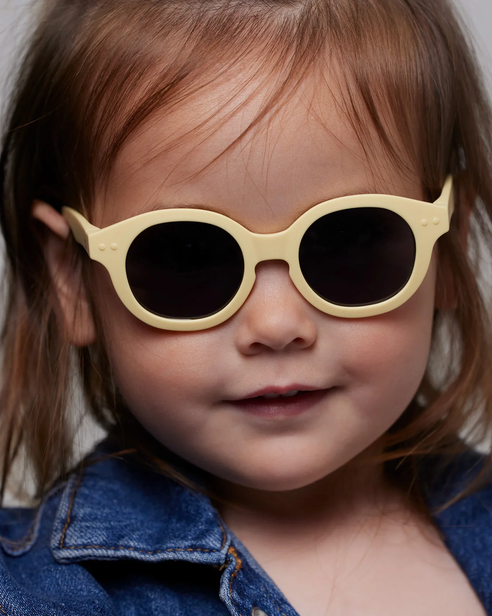 Izipizi Kinder-Sonnenbrille #c Lemonade Polarized – Schmetterlingsform in Lemonade, 3-5 Jahre, BPA-frei mit Silikonband, bei Cleo&Caesar Kids Concept Store