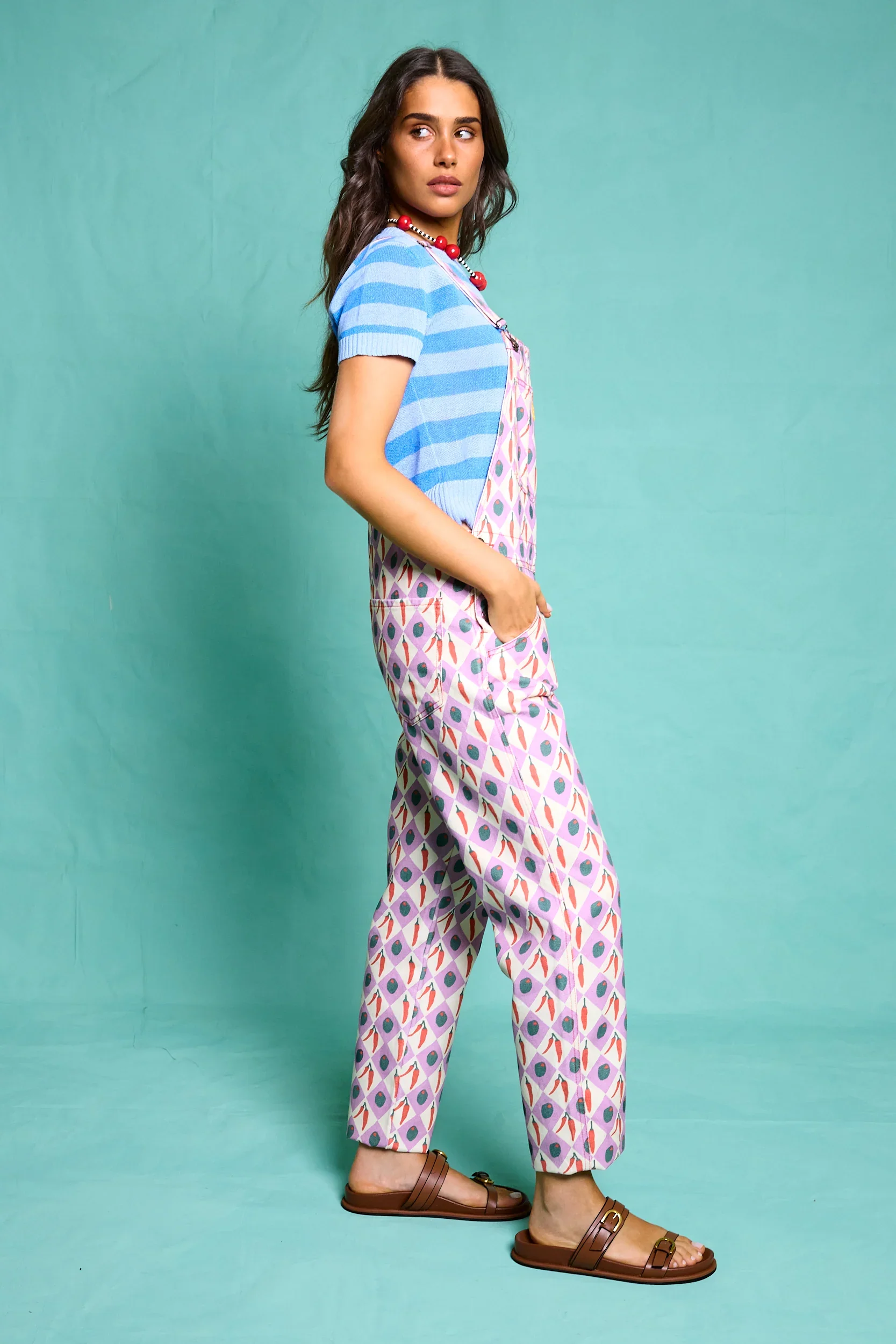 Damen Latzhose mit weiß-lila Karomuster und Oliven-Chili-Print aus Baumwolle von Favorite People. im Concept Store Cleo&Caesar Berlin